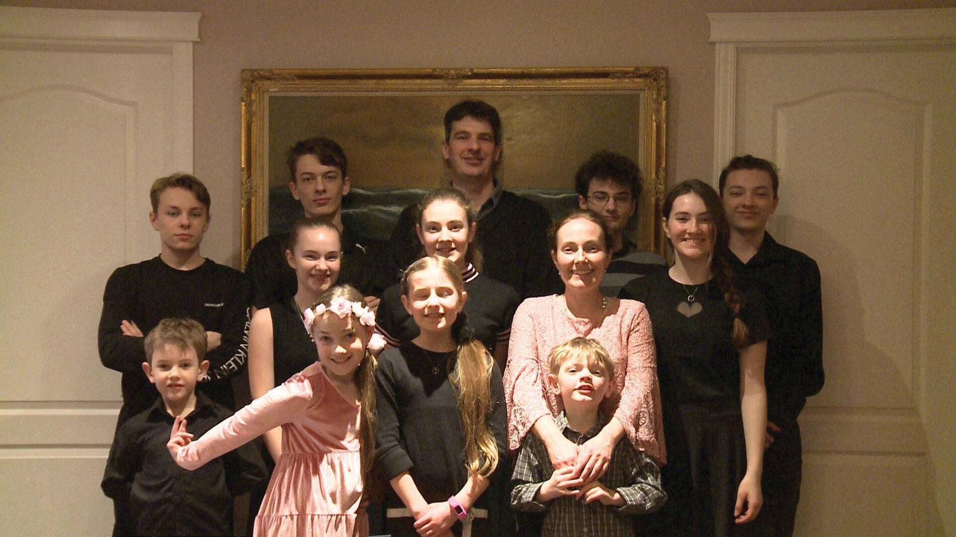 Nos Familles Nombreuses En Confinement Les Defis De Tourner En Pleine Pandemie 7 Jours