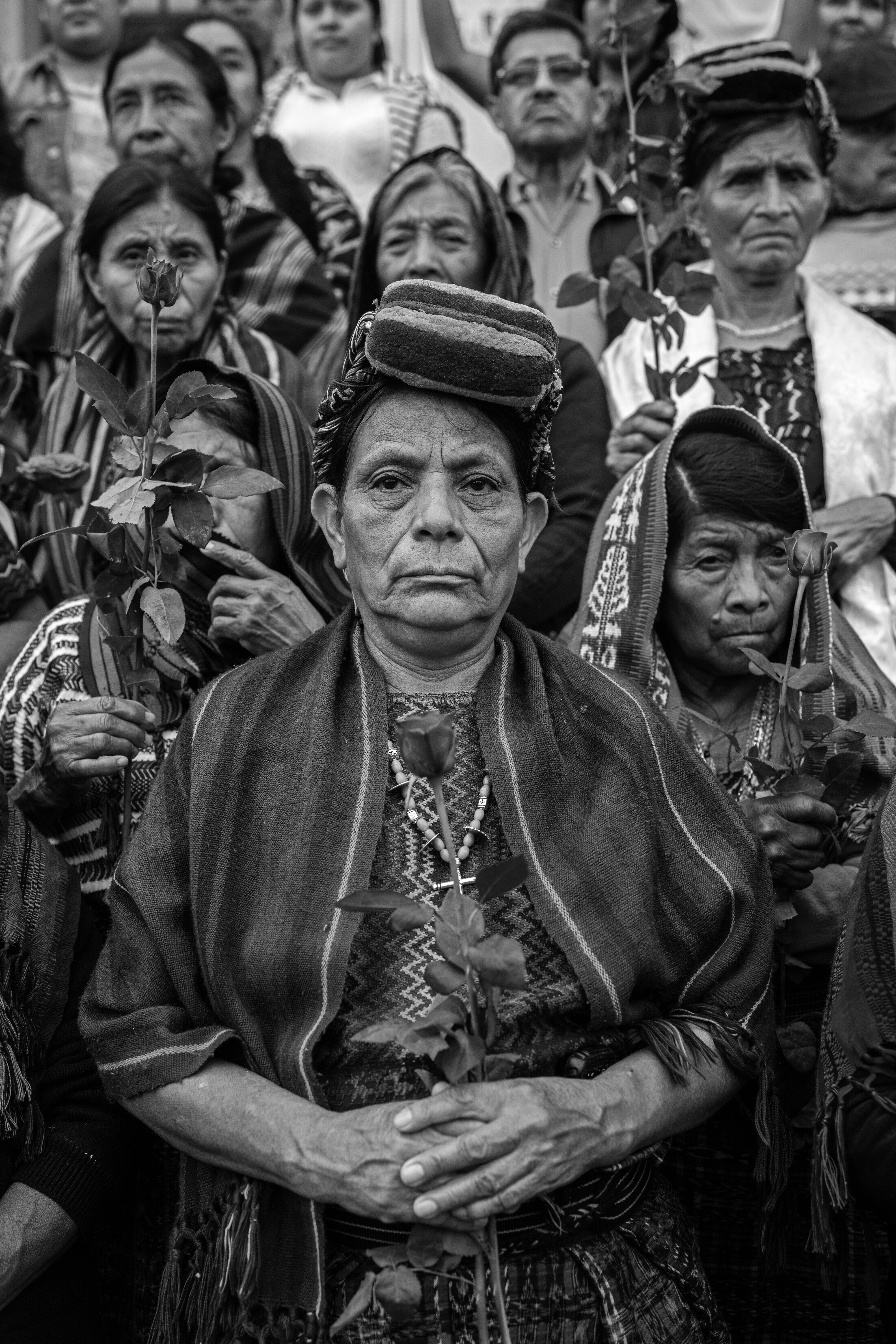 Finaliste pour la photo de l'année.Doña Paulina Ixpatá Alvarado se tient avec d’autres
femmes achi devant un tribunal de la ville de
Guatemala. Cet après-midi-là, trois anciens
patrouilleurs de la défense civile ont été reconnus
coupables de viol et de crimes contre l’humanité et
condamnés à 40 ans de prison chacun. Ville de
Guatemala, Guatemala, 30 mai 2025