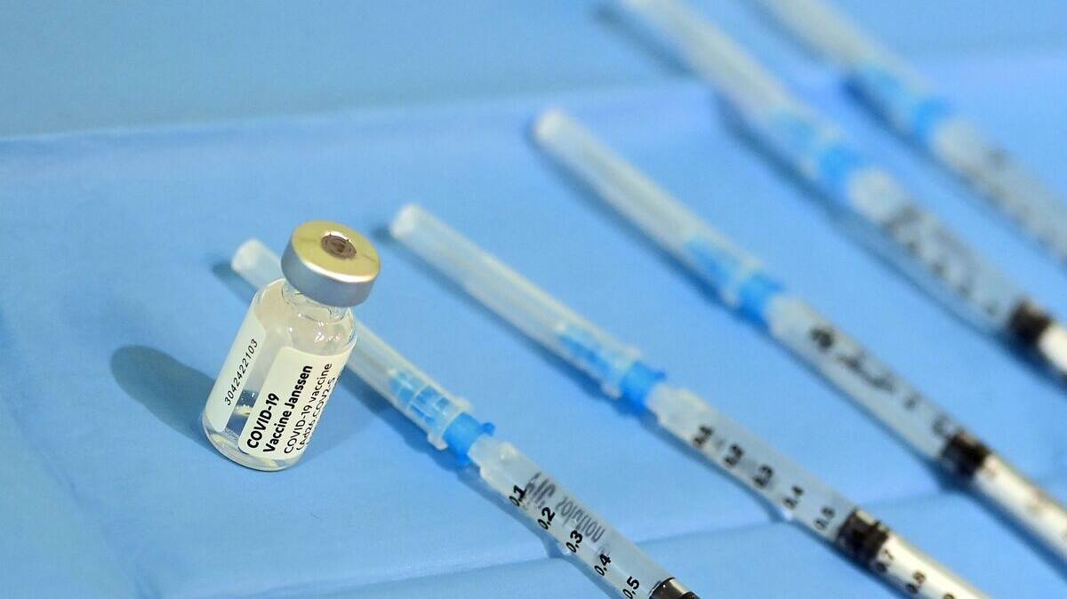 Il tente de se faire vacciner sur un faux bras en silicone