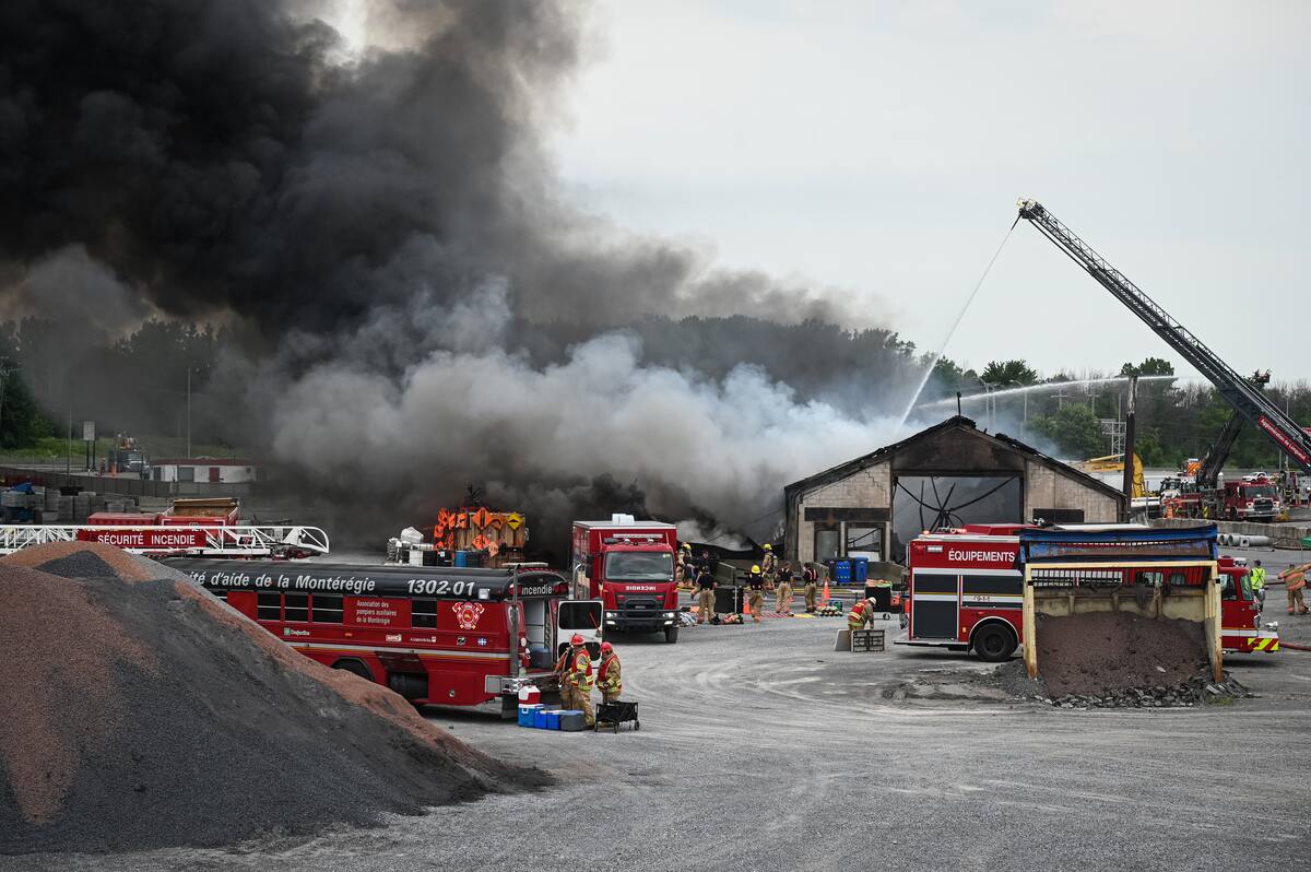 [PHOTOS] Incendie majeur dans une entreprise de construction de Saint
