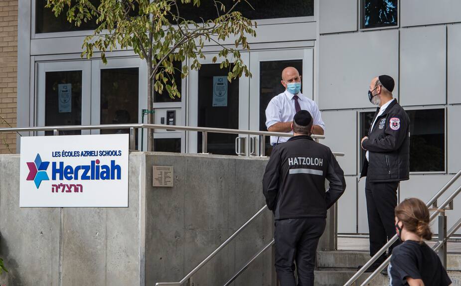 École secondaire Herzliah de Montréal ferme ses portes pour les deux prochaines semaines suite à une éclosion d’une quinzaine de cas de COVID-19, à Montréal, jeudi le 17 septembre 2020.
JOEL LEMAY/AGENCE QMI