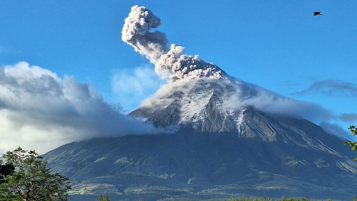 Philippines: au moins 2800 personnes évacuées après l'éruption d'un volcan