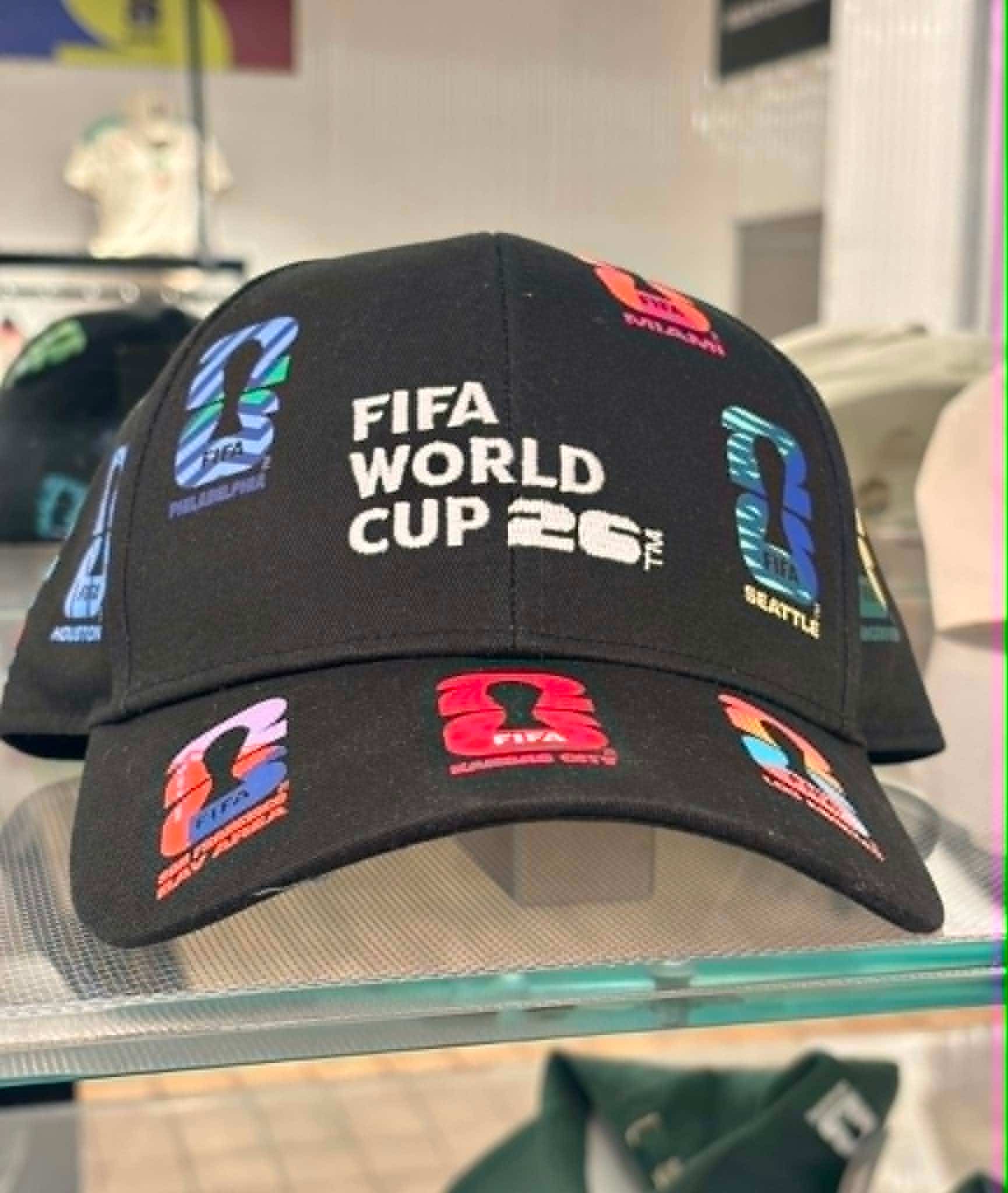 L'une des casquettes officielles de la Coupe du monde 2026, vendue à la boutique de la FIFA au Centre Eaton de Toronto, se détaille 55 $.