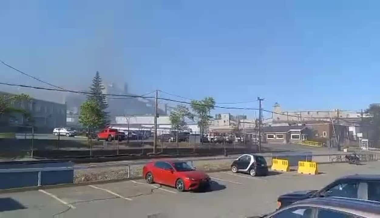 EN IMAGES | Incendie en cours &agrave; la Fonderie Horne