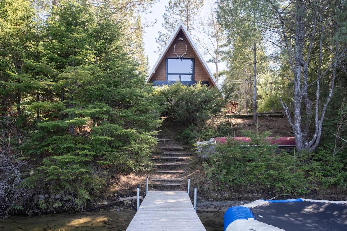 Un magnifique chalet en A sur le bord d’un lac