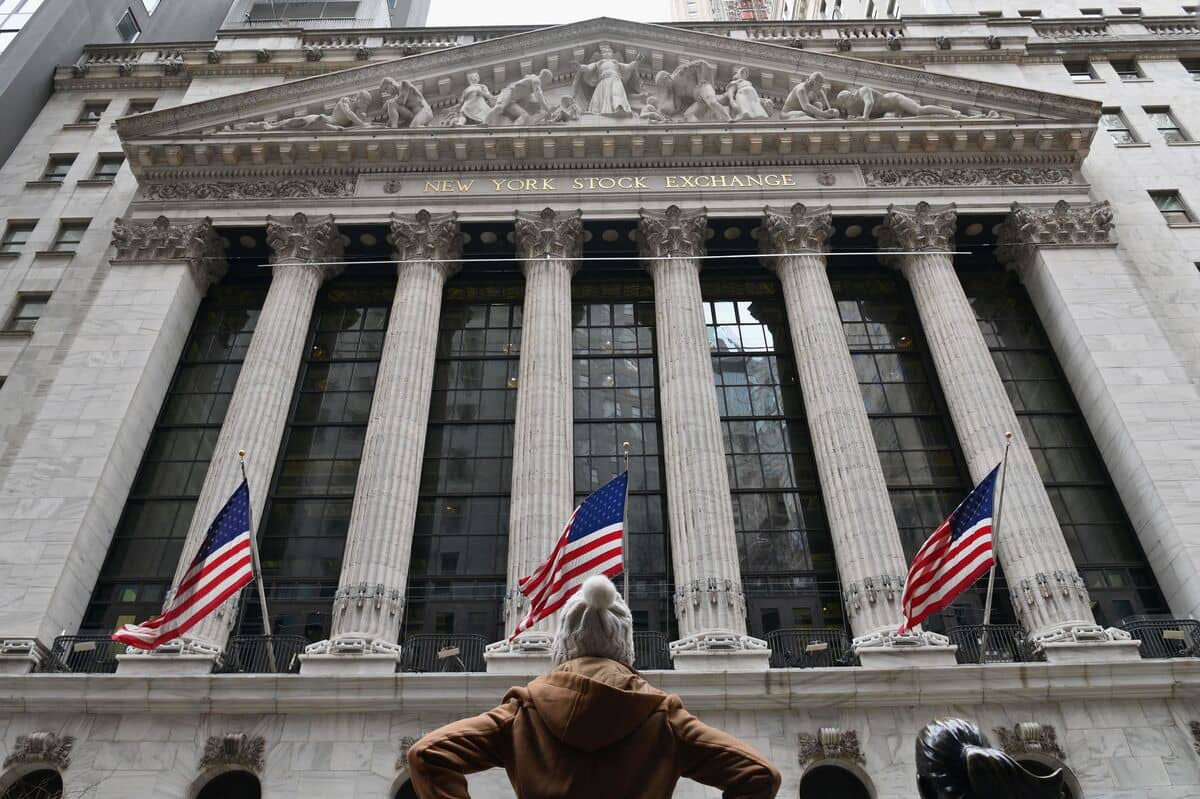Le rebond se poursuit &agrave; Wall Street, aid&eacute; par de bons indicateurs am&eacute;ricains