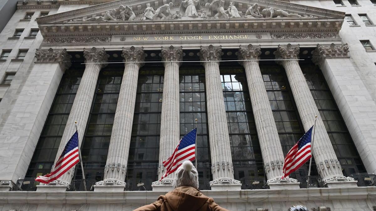 Le rebond se poursuit à Wall Street, aidé par de bons indicateurs américains
