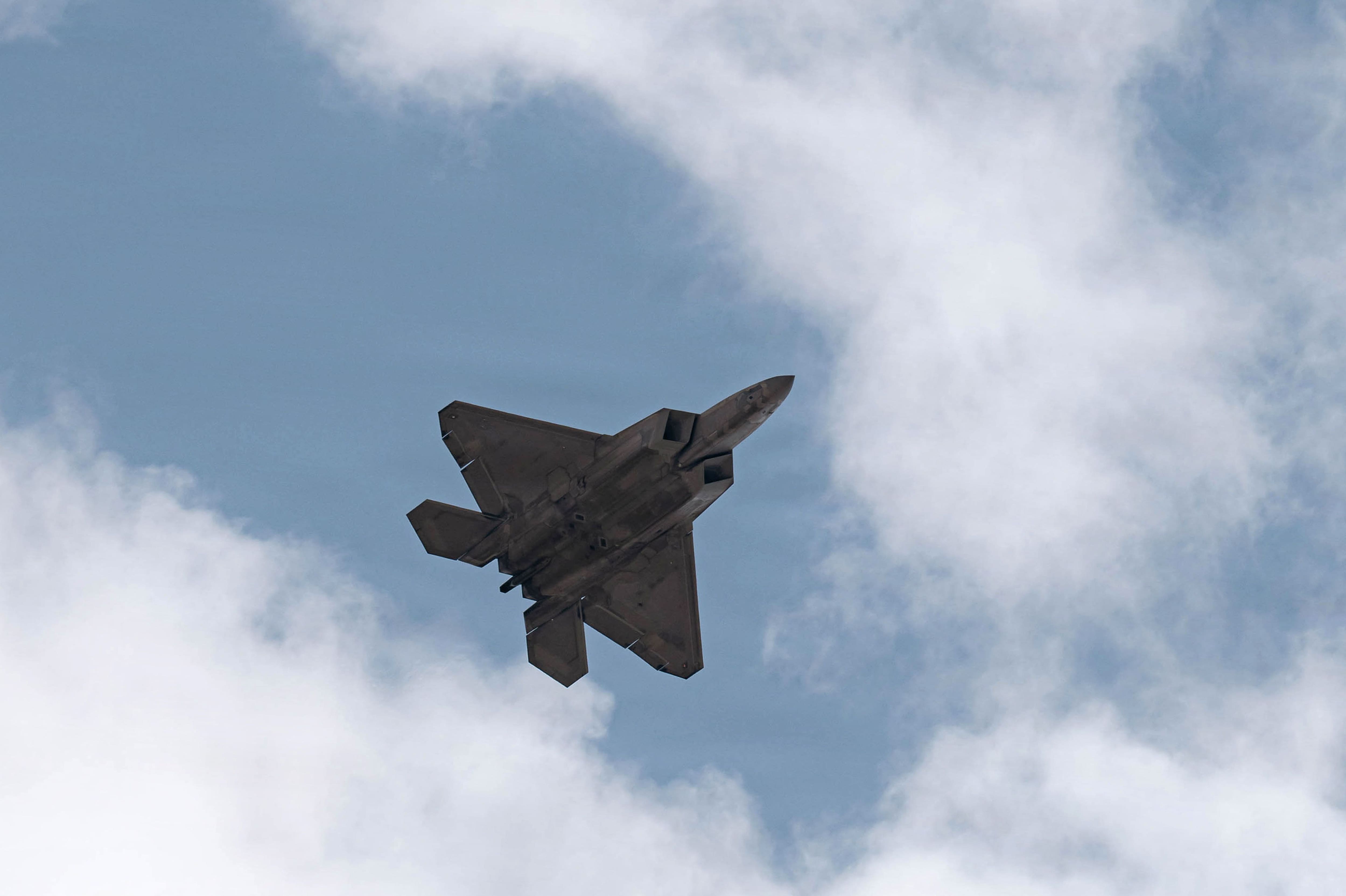 Se cacher, trouver de l'eau: un ex-pilote raconte comment survivre une fois son avion abattu.