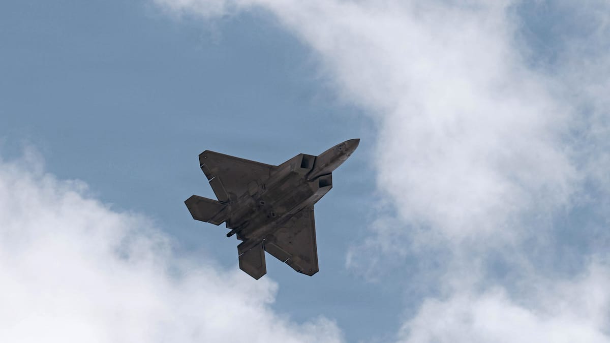 Se cacher, trouver de l’eau: un ex-pilote raconte comment survivre une fois son avion abattu