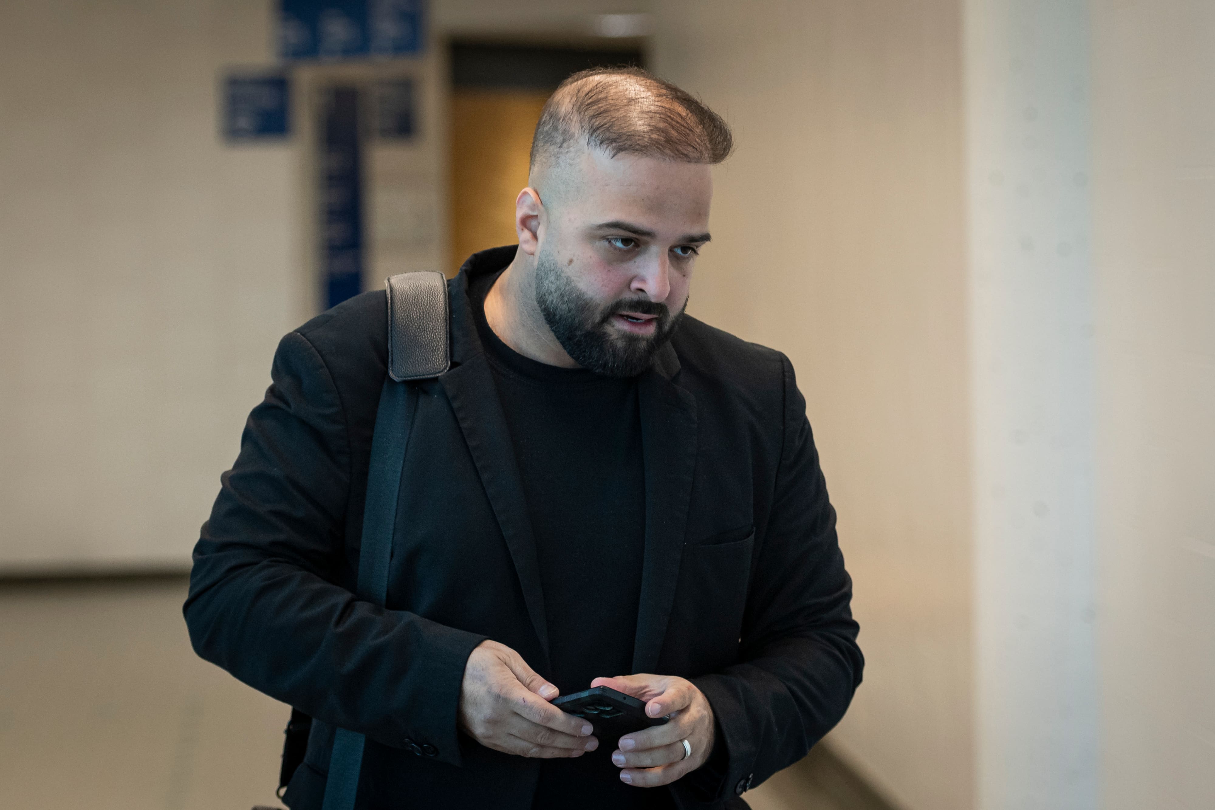 Me Mustapha Mahmoud, avocat d'Imad Jbara, un fraudeur qui devrait écoper de quatre ans de pénitencier pour avoir fraudé pour 9M $ grâce à des données volées de Desjardins. Il est vu ici au palais de justice de Joliette, le mercredi 19 novembre 2025.