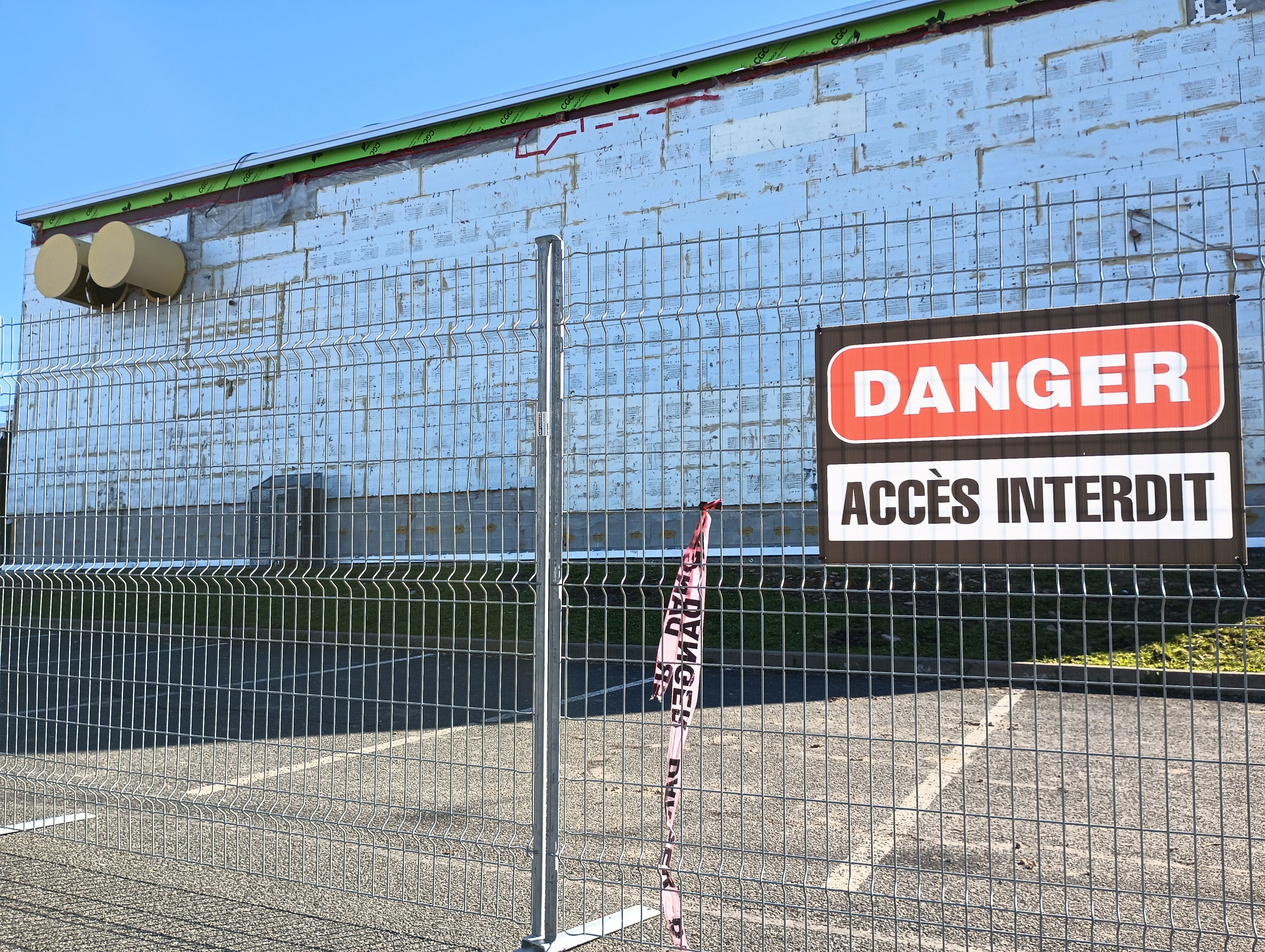 La reconstruction de l'école Clair-Soleil, dans le quartier Saint-Nicolas à Lévis, est inscrite dans la liste des projets déjà annoncés que Christine Fréchette souhaite prioriser dans la grande région de Québec. Fermée d'urgence en septembre 2024 en raison de menaces pour les occupants, cette école sera démolie au cours des prochains mois.