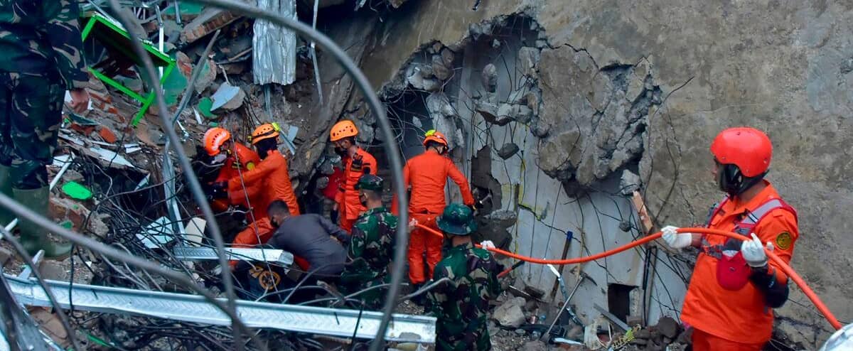Indonésie les sauveteurs cherchent des survivants du séisme de Célèbes