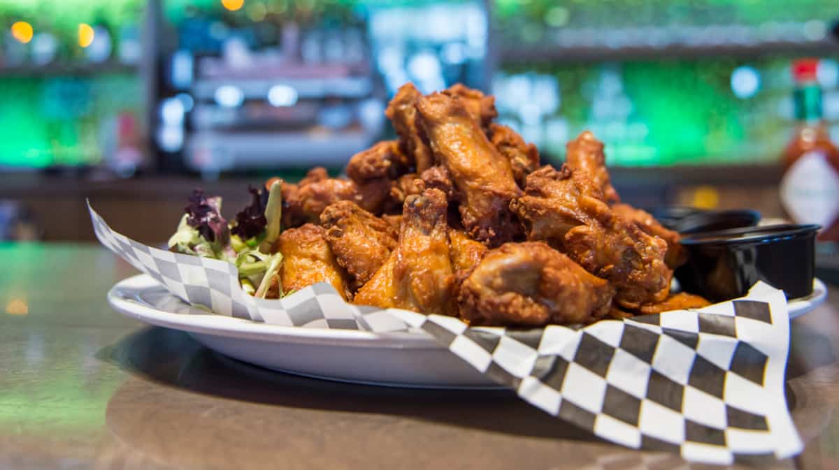 Elle a volé 1,5 M$ US d’ailes de poulet destinées aux écoles