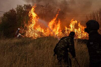 EN FOTOS | Incendios en Grecia: los bomberos avanzan, se encuentra el cuerpo en una fábrica carbonizada