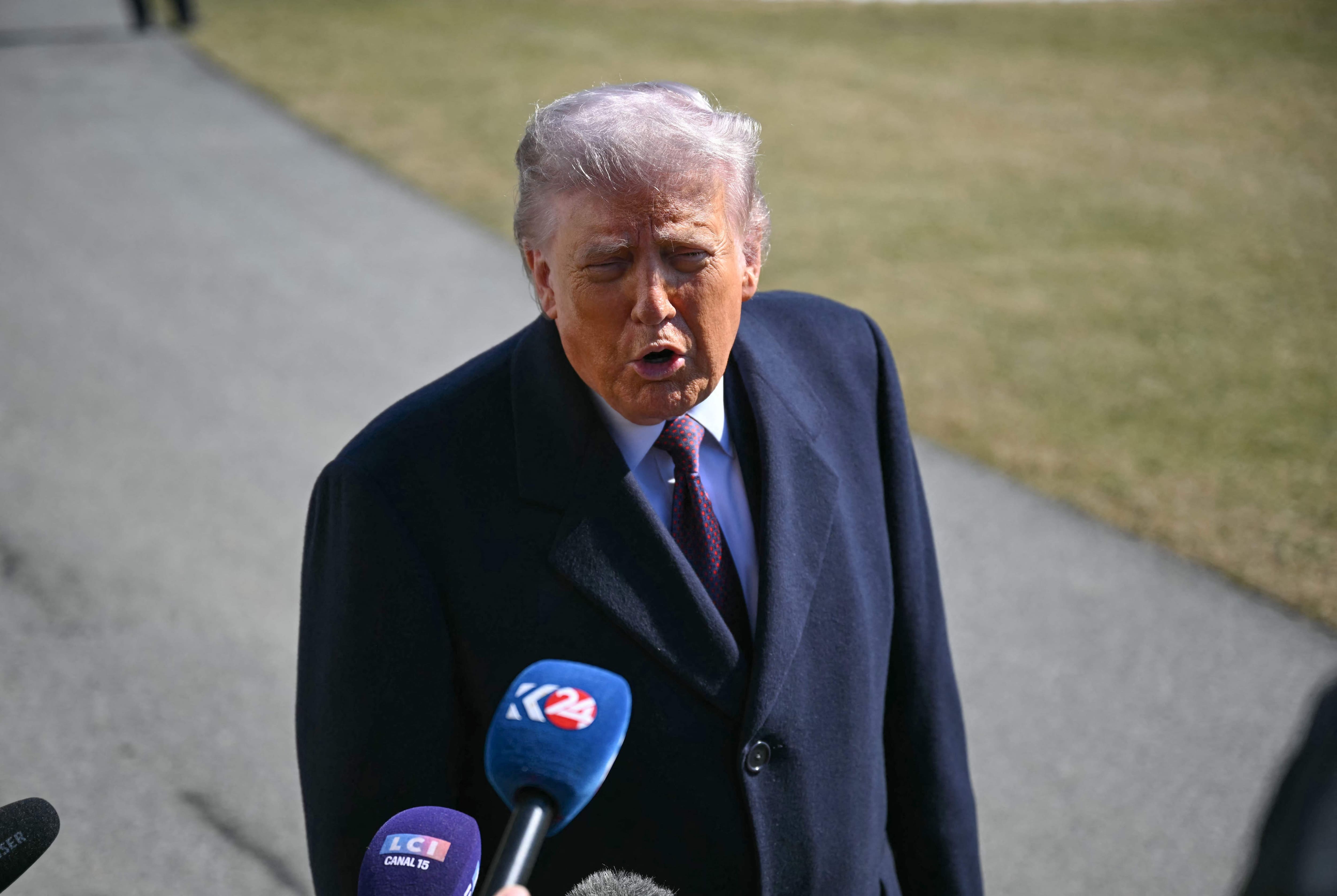 &laquo;Pas tr&egrave;s content&raquo; des n&eacute;gociations en Iran, Donald Trump garde l'option militaire sur la table