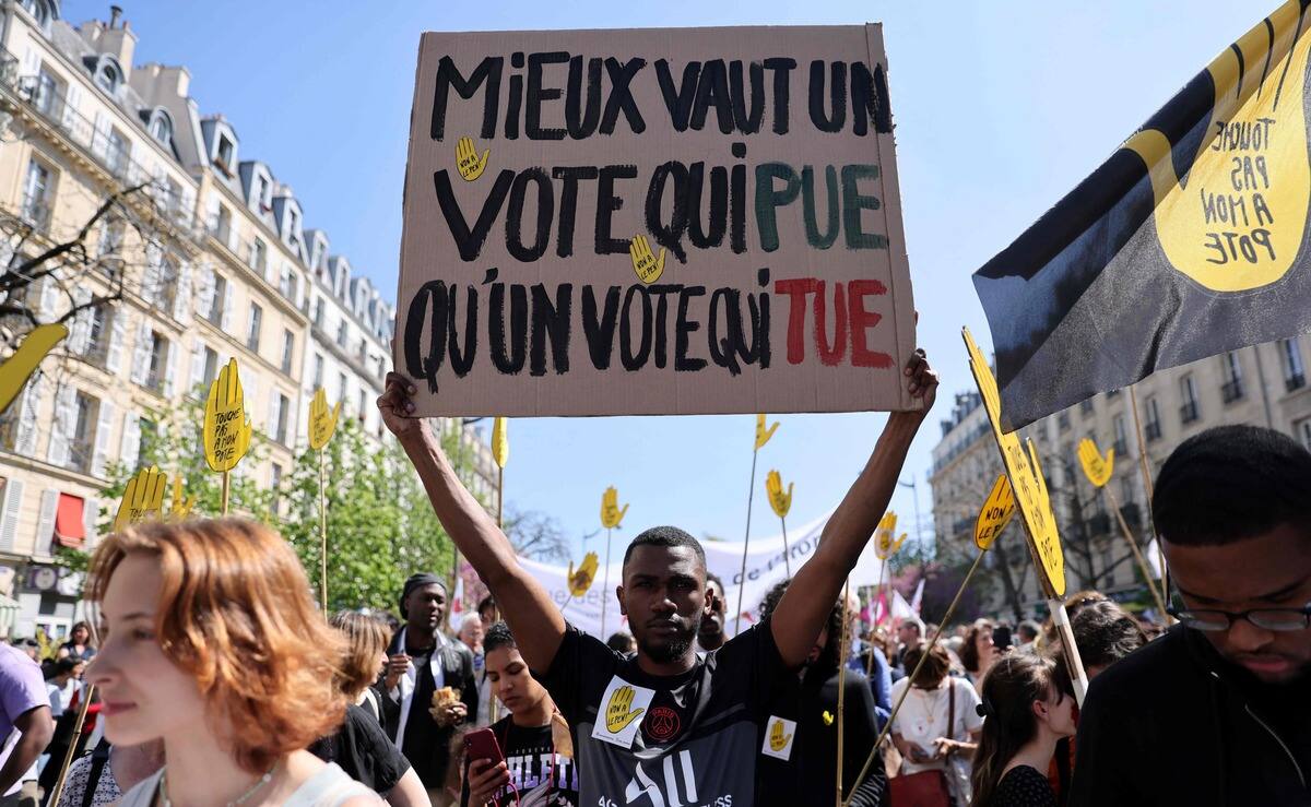 Des milliers de manifestants en France contre l'extr&ecirc;me droite, loin d'&ecirc;tre pro-Macron