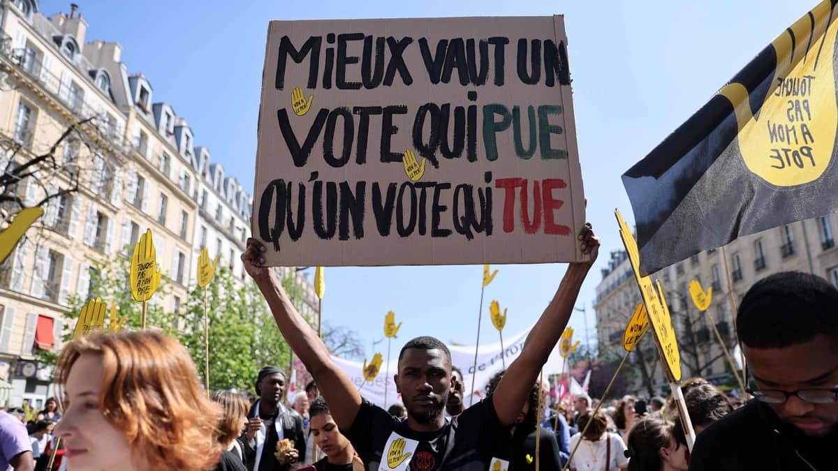 Des milliers de manifestants en France contre l'extrême droite, loin d'être pro-Macron