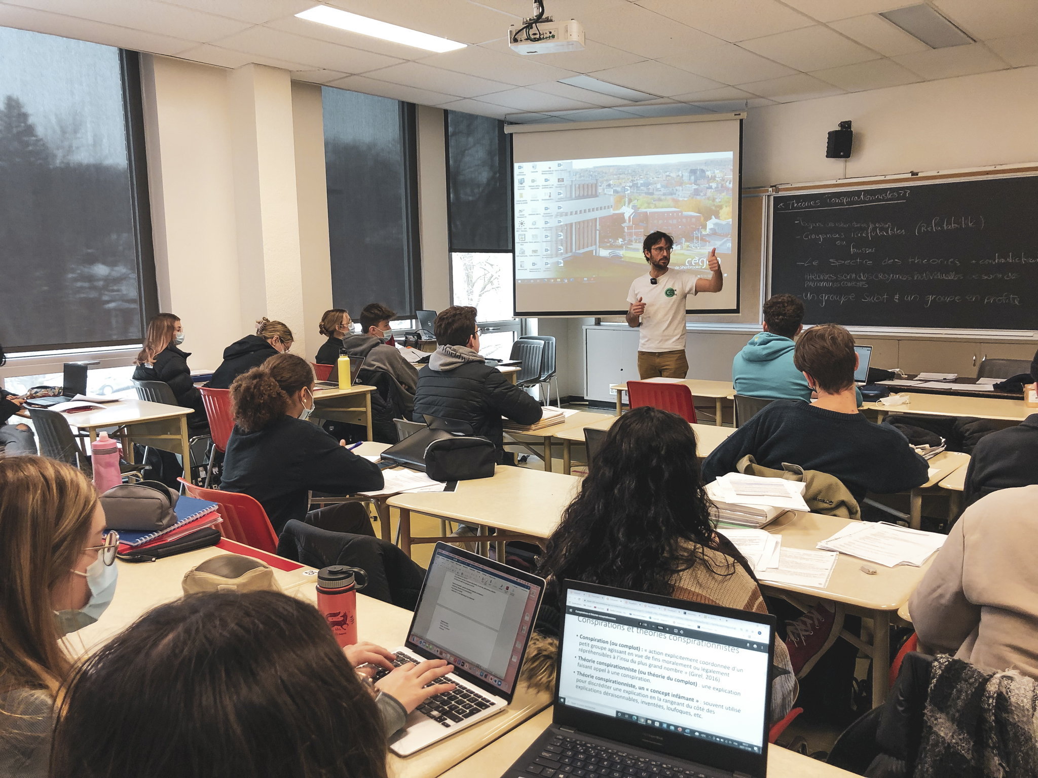 Cours de philo jusqu’à 23h, dîner dans la voiture et dégâts d’eau: voici des impacts concrets des cégeps surpeuplés et mal entretenus