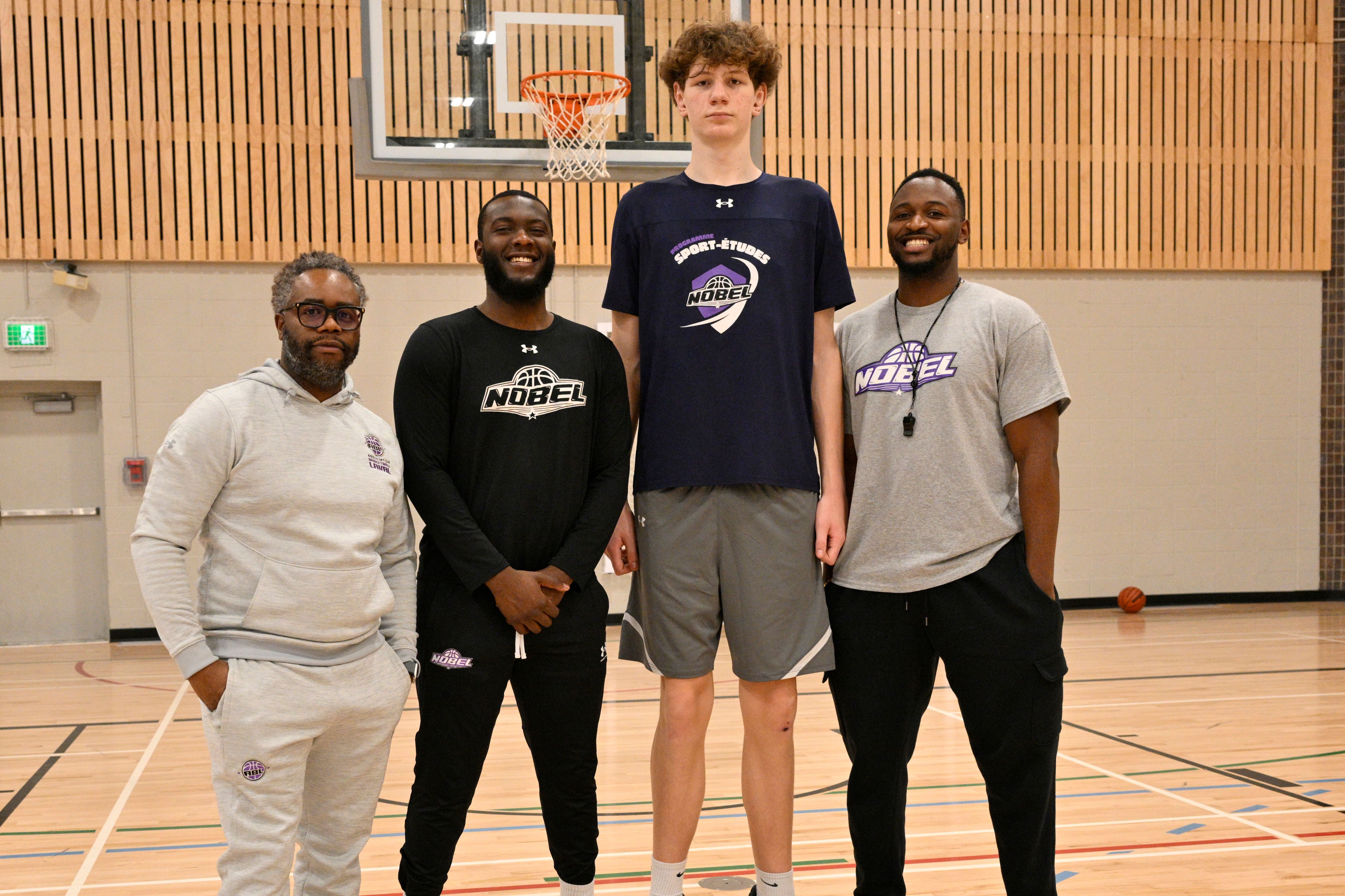 Sur la photo, Emmanuel Borno, directeur général de l'Association régionale de basketball de Laval, l'entraîneur Jason A. Merjuste, Jérémy Gohier et son entraîneur personnel, Daniel Mulumba.