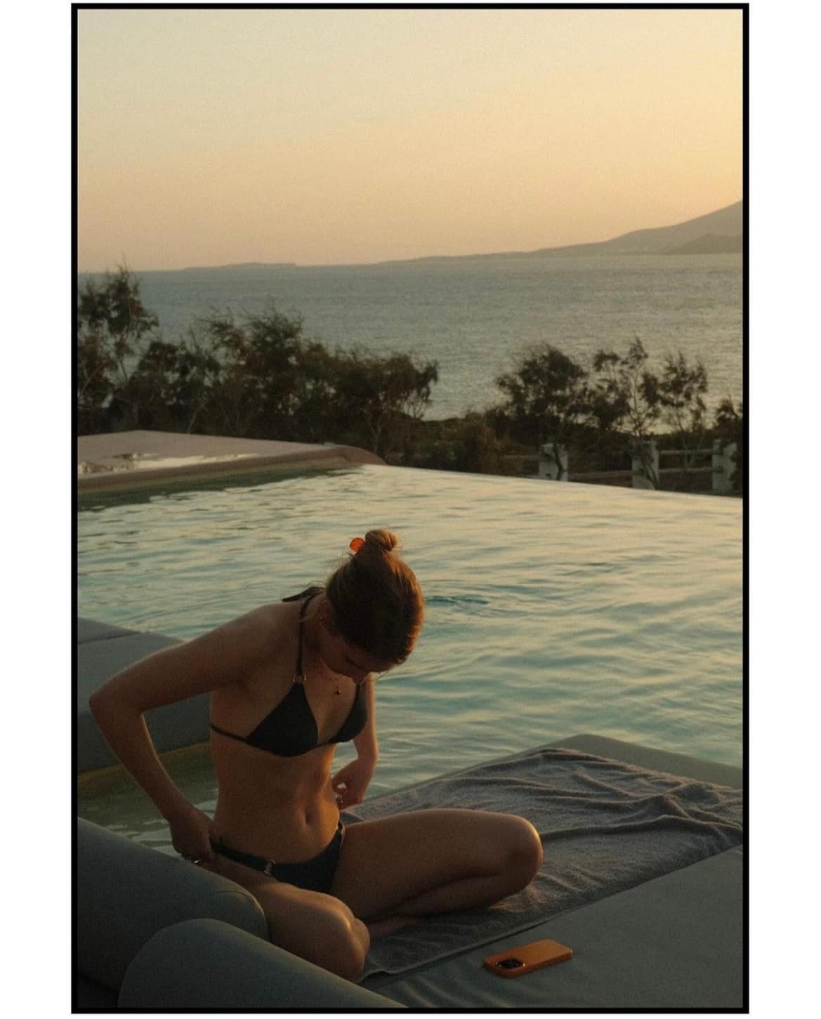 Sophie Nélisse montre ses foufounes rebondies dans un bikini string en