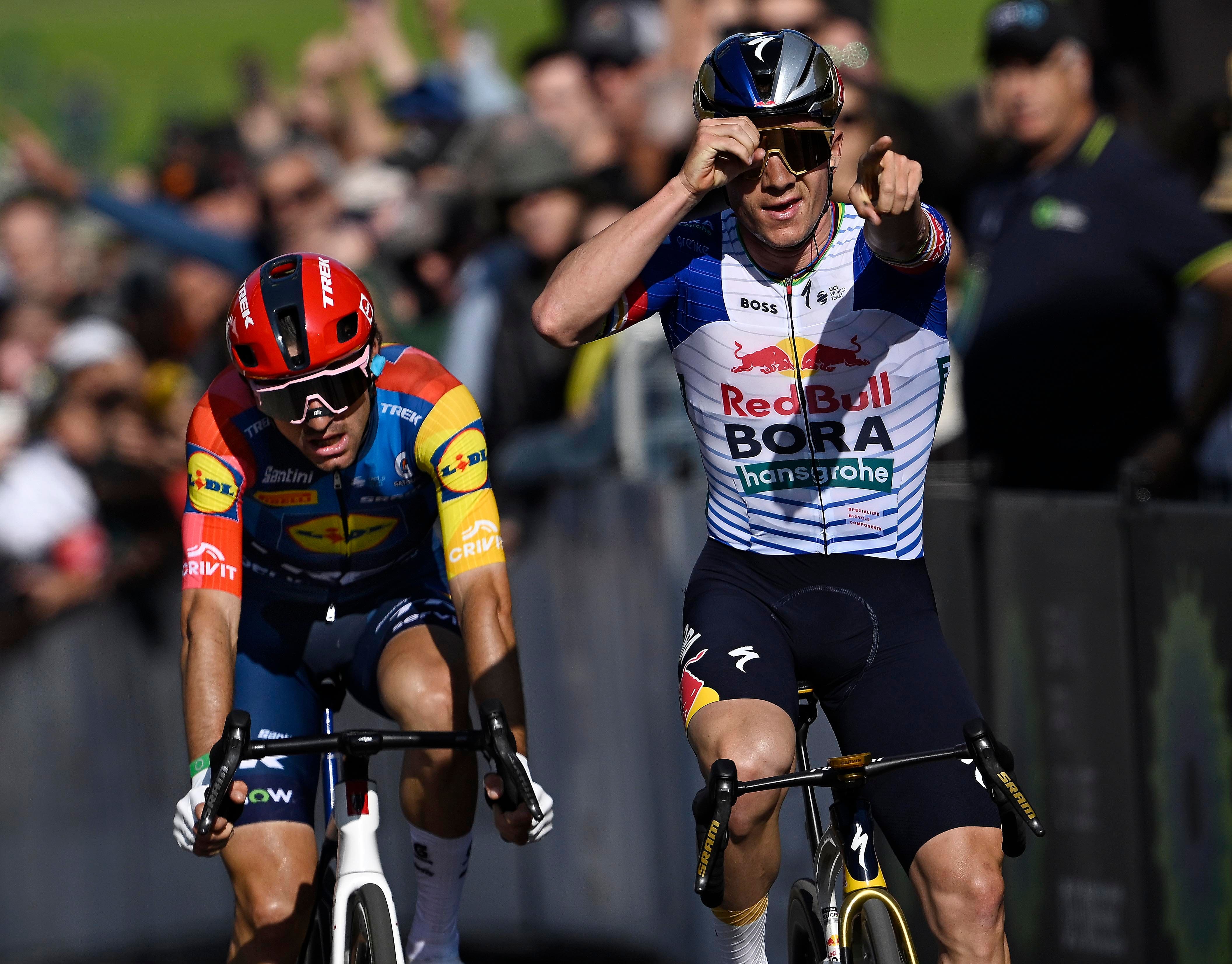 Remco Evenepoel (à droite) a miné de pointer du doigt en regardant dans une longue-vue après avoir franchi la ligne d'arrivée devant Giulio Ciccone.