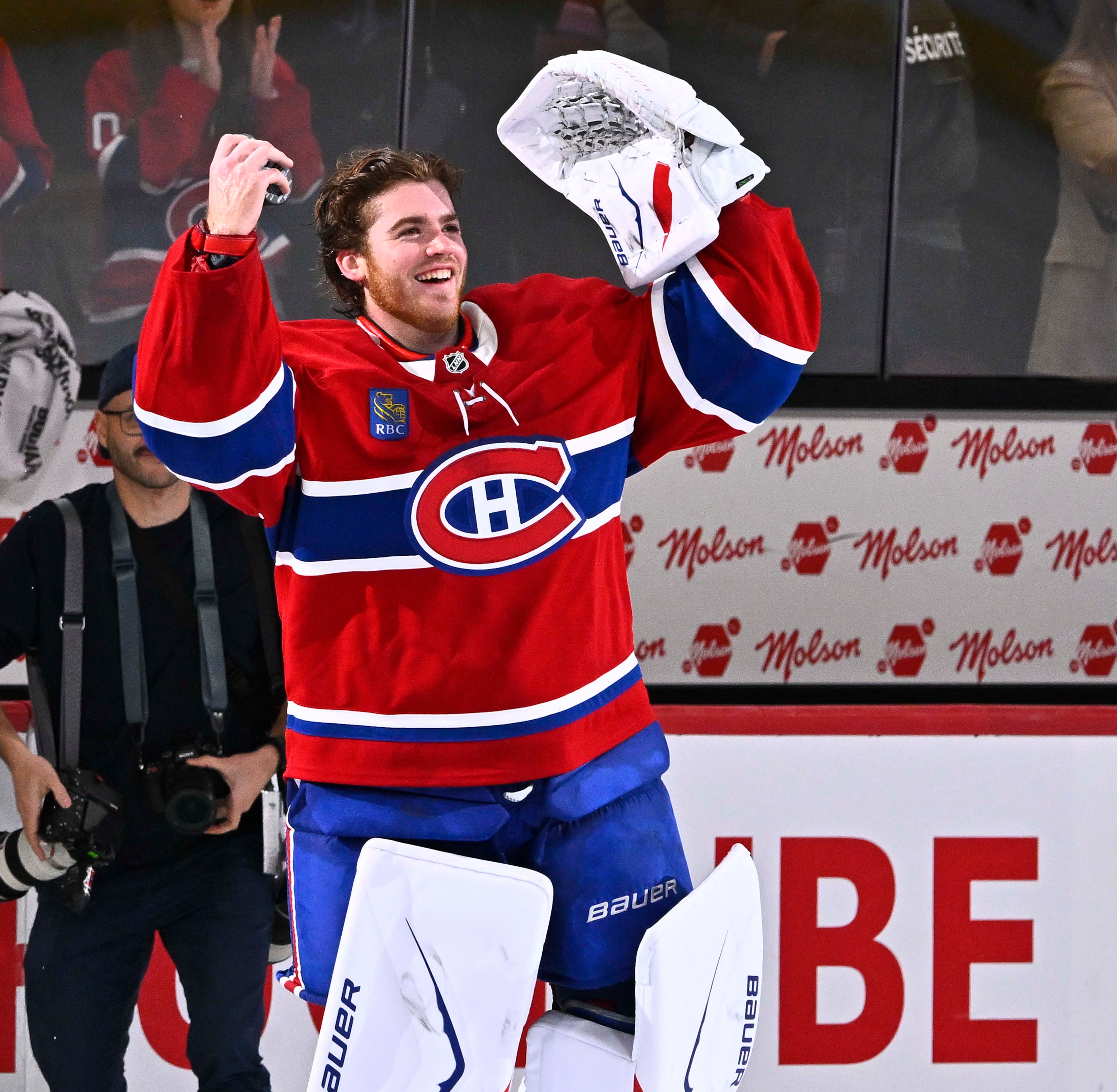 Nouveau chouchou des partisans du Canadien, Jacob Fowler a &eacute;t&eacute; acclam&eacute; comme une rockstar!
Nouveau chouchou des partisans du Canadien, Jacob Fowler a &eacute;t&eacute; acclam&eacute; comme une rockstar!