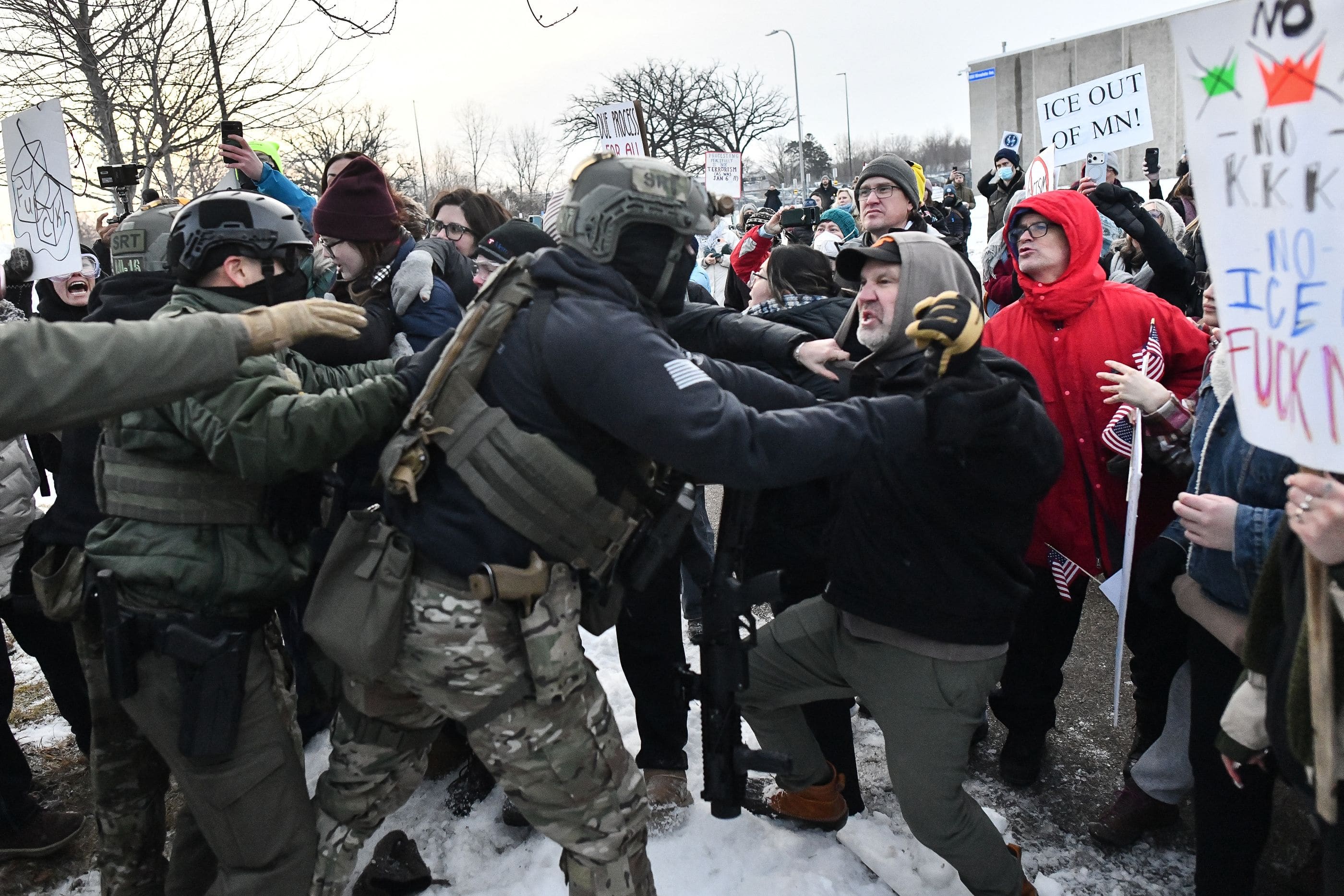 IMAGES | Femme tu&eacute;e par l'ICE: affrontements entre forces de l'ordre et manifestants &agrave; Minneapolis