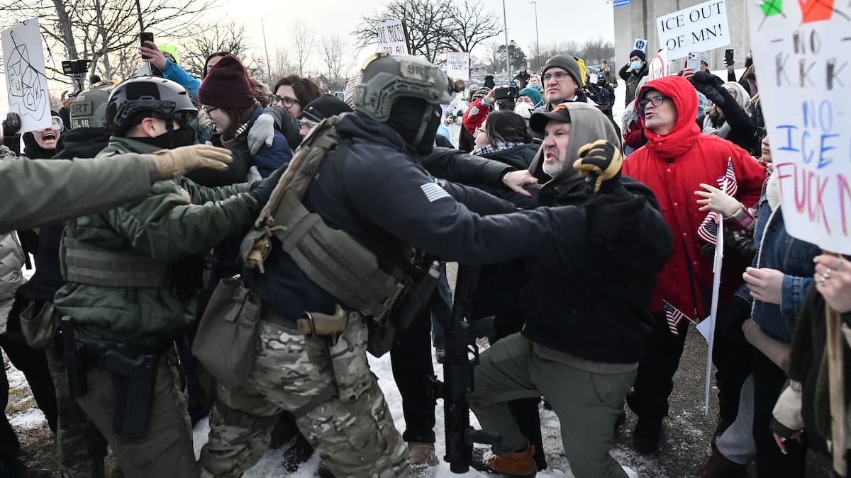 IMAGES | Femme tuée par l'ICE: affrontements entre forces de l'ordre et manifestants à Minneapolis