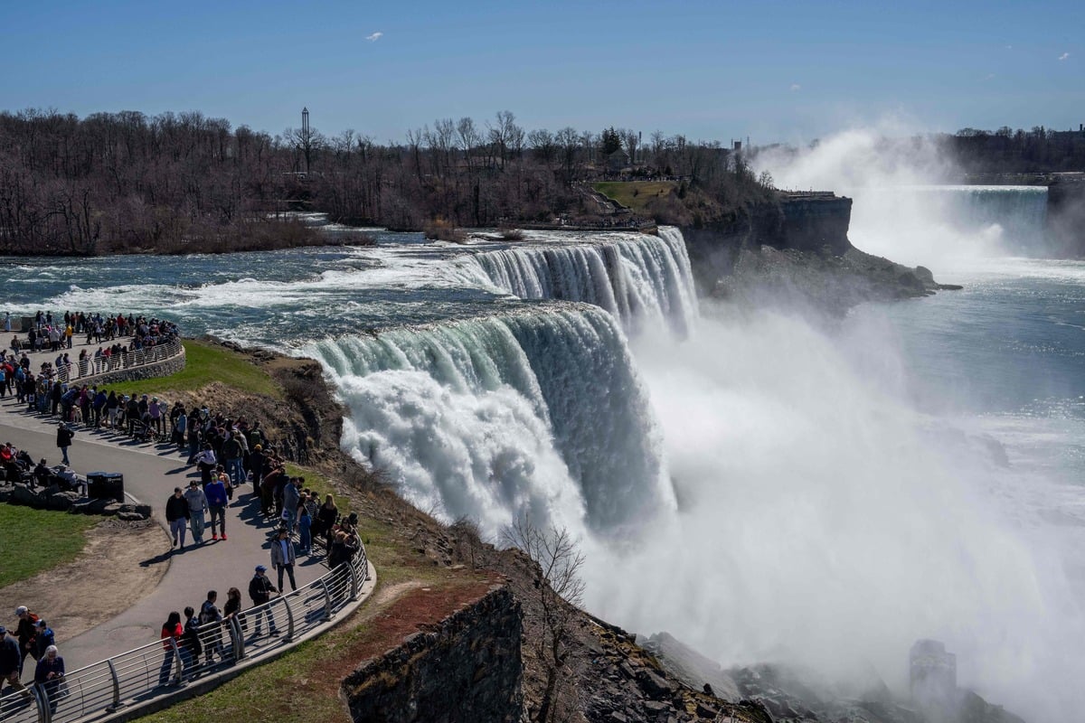 Une mère emporte ses deux jeunes enfants dans la mort en sautant du haut des chutes du Niagara