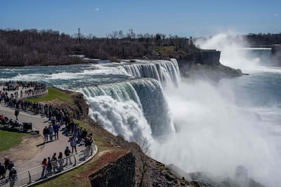 Une mère emporte ses deux jeunes enfants dans la mort en sautant du haut des chutes du Niagara