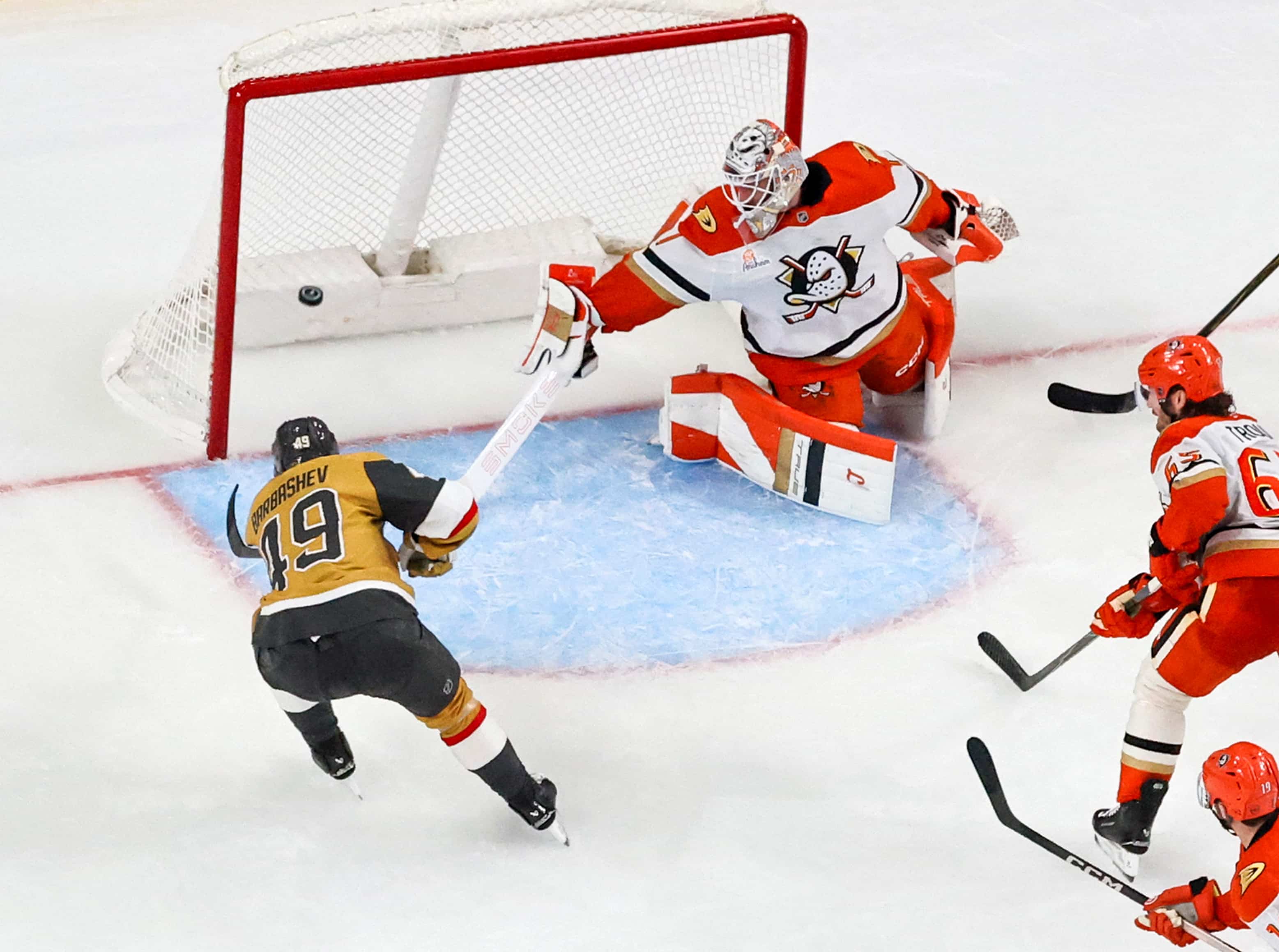 [À VOIR] L'entraîneur-chef des Ducks, Joel Quenneville, en furie après une décision des officiels