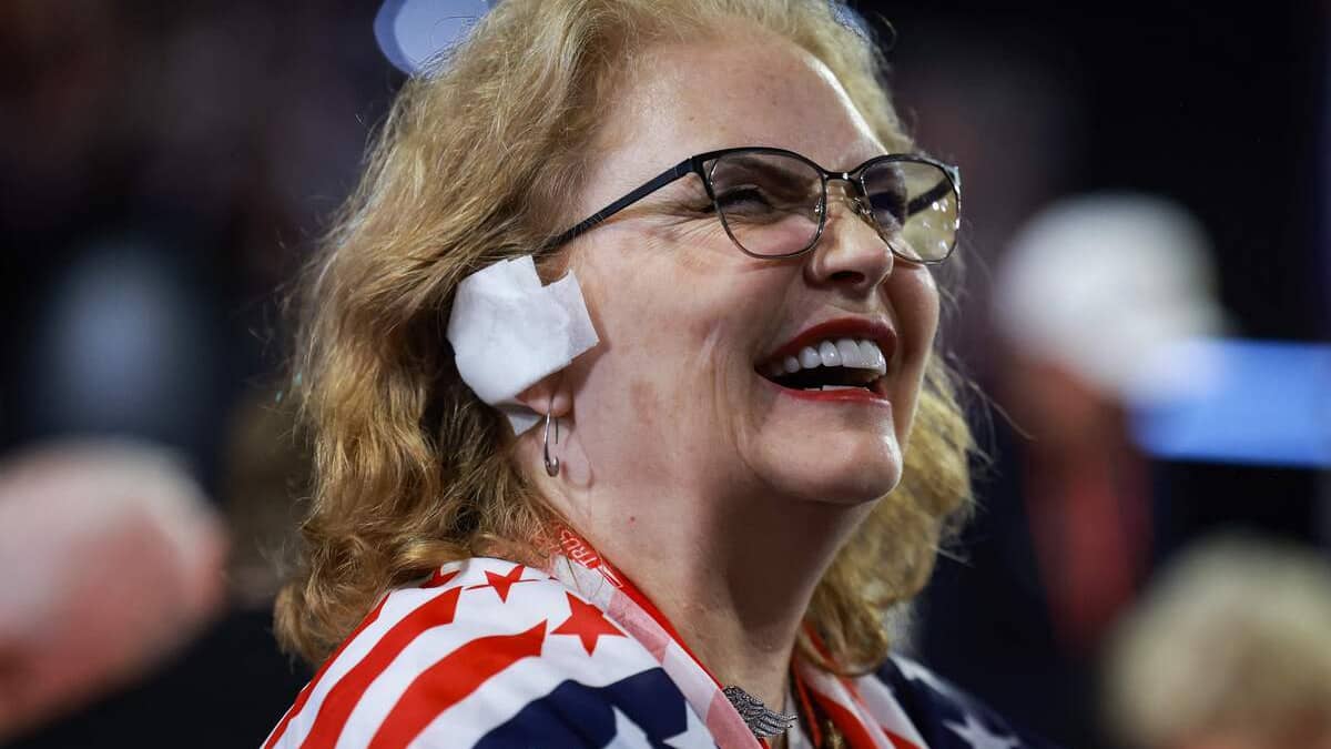 Des républicains portent un bandage à l’oreille en solidarité à Donald Trump