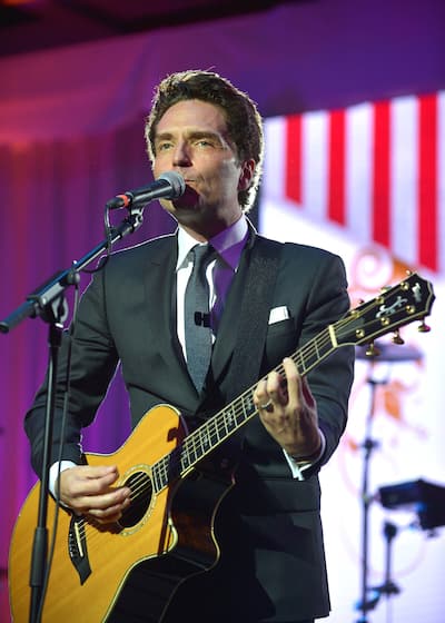 Rod Stewart, en rosa extravagante durante su concierto en el Festival de Glastonbury, en Inglaterra el domingo pasado, lanzó el Festival del Festival de Verano el jueves por la noche, en Quebec.