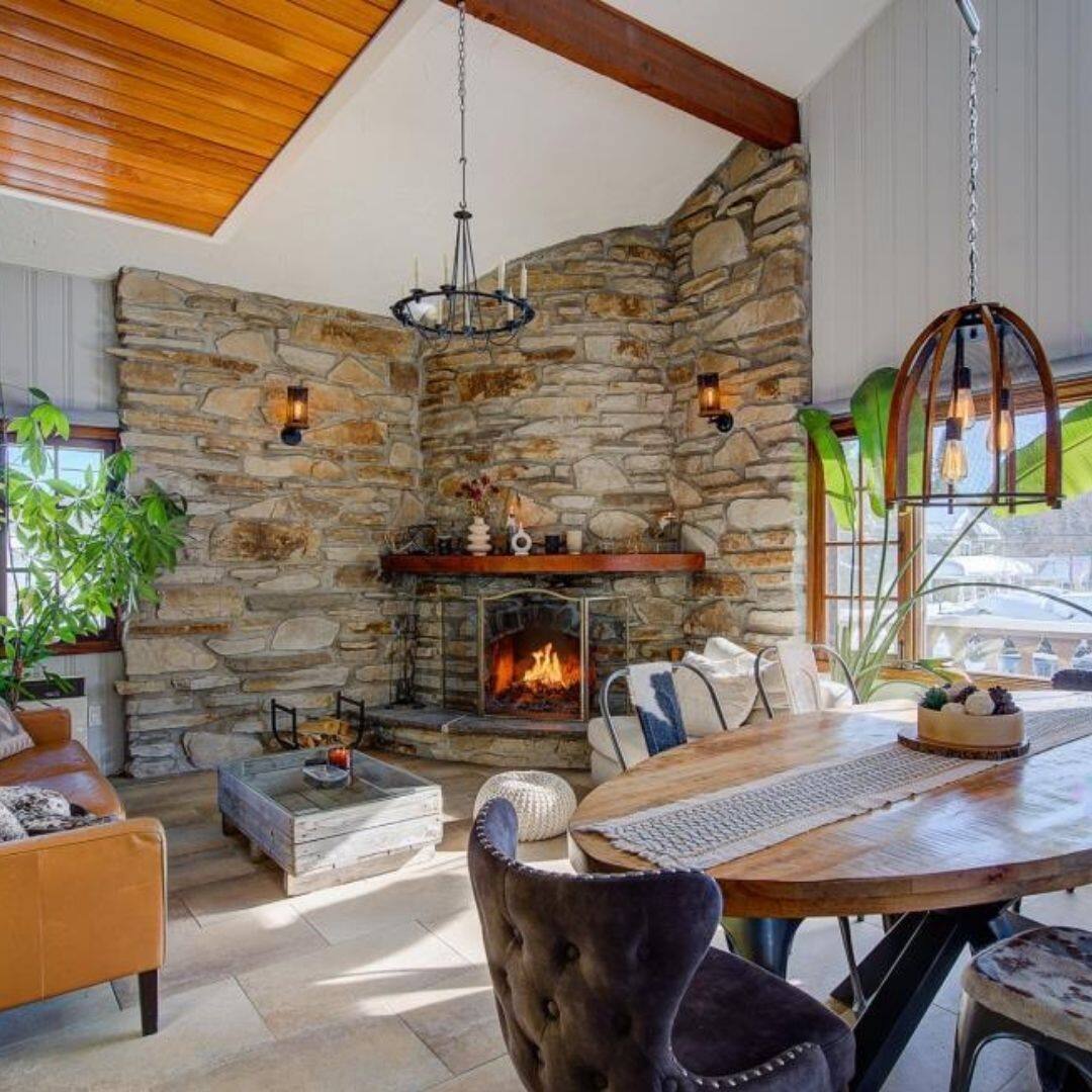 Maison près du village à vendre pour 699 900 $