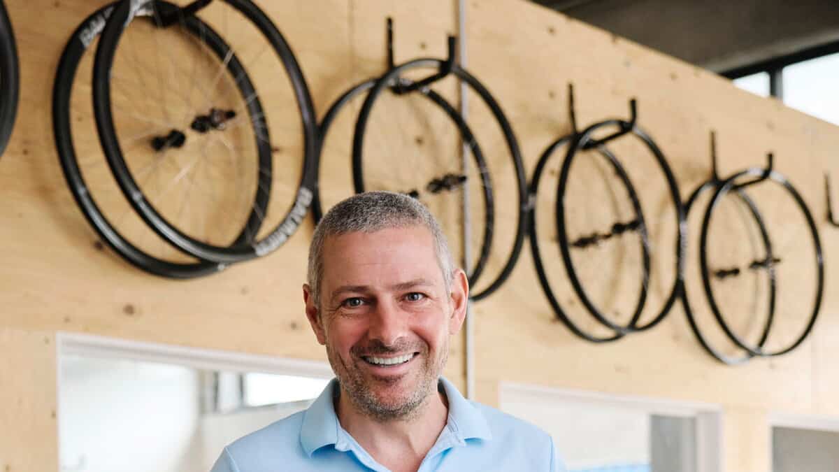 Après avoir vendu une application à Apple pour 100 M$ US, il se lance dans la fabrication de vélos