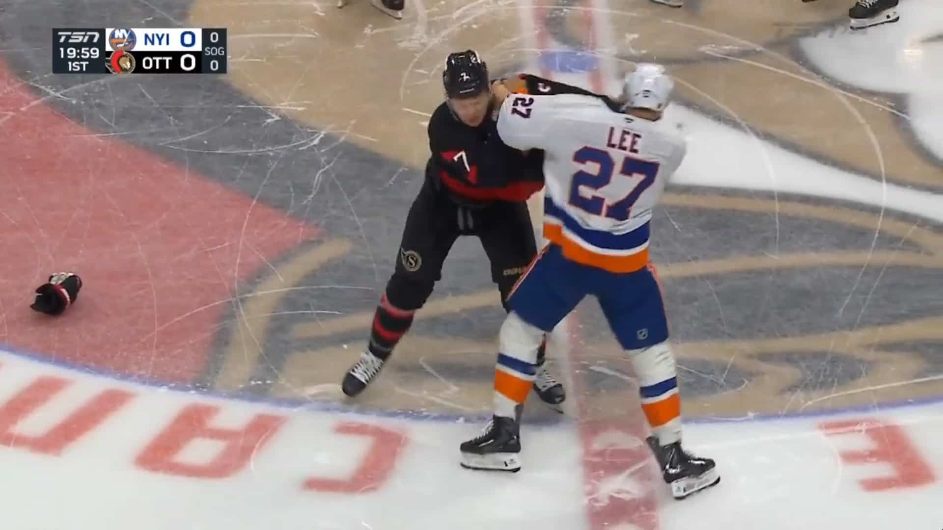 À VOIR: un combat de capitaines entre Brady Tkachuk et Anders Lee