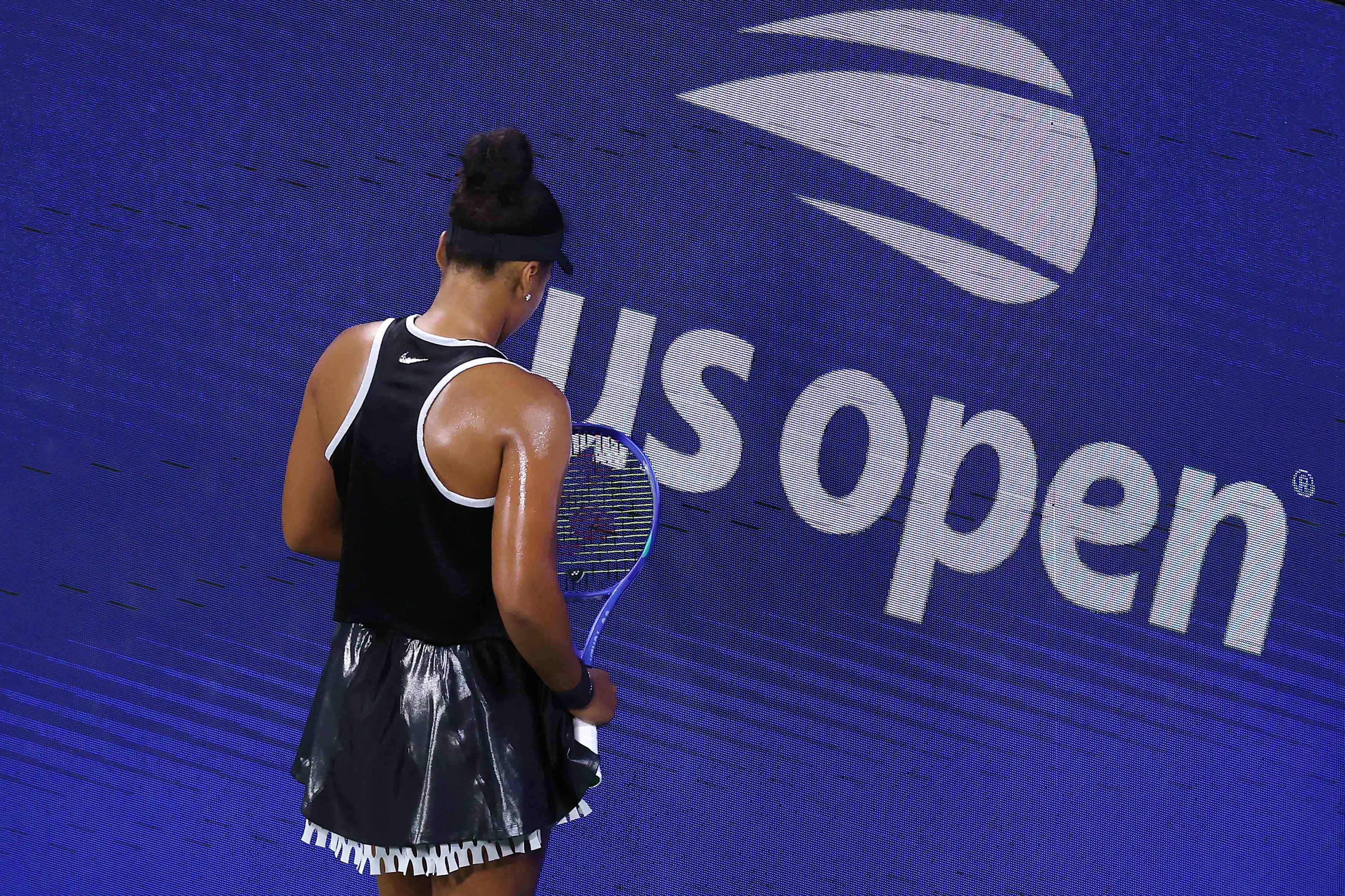 Naomi Osaka prend une pause durant son match de troisième tour à l’US Open, samedi.