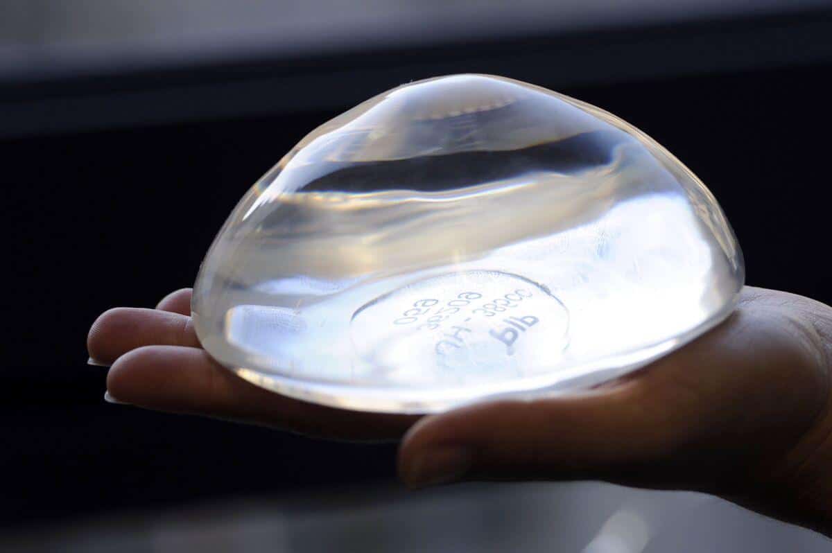 L'implant mammaire d'une travailleuse remboursé après avoir été percé