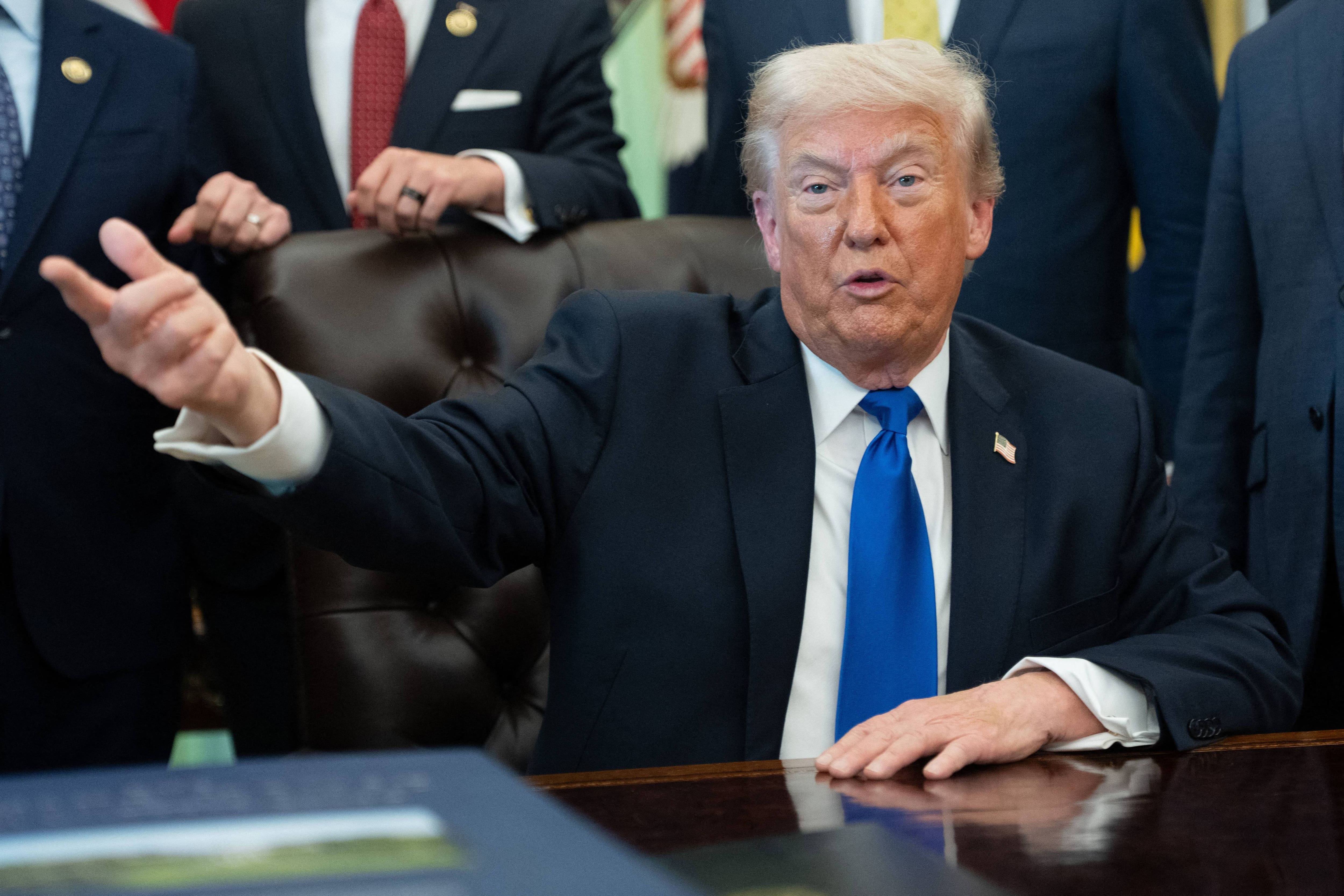 Donald Trump dit qu'il va rehausser les tarifs douaniers visant les voitures européennes à 25%
