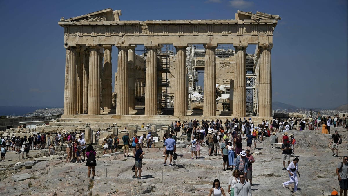 Greece: two American tourists attacked with knives at the entrance to the Acropolis Greece: two American tourists attacked with knives at the entrance to the Acropolis