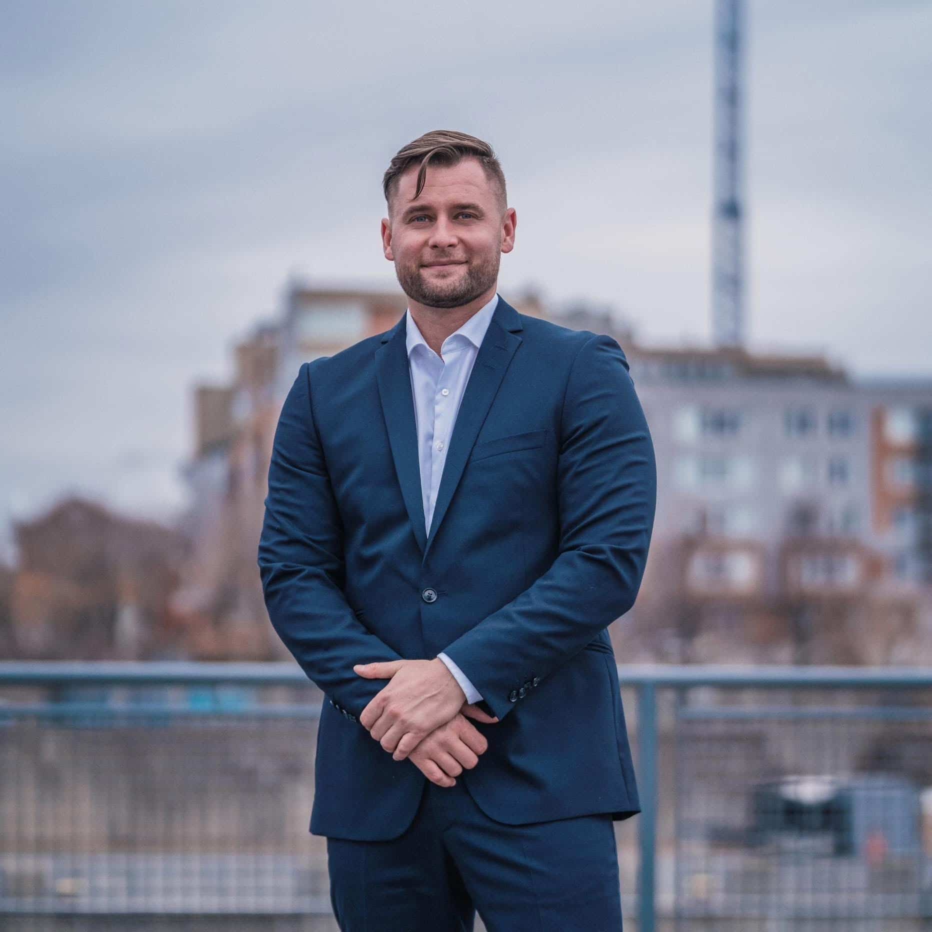 Un courtier immobilier qui se fait appeler «le pompier riche» a tenté de vendre pour presque rien la maison d’un aîné très vulnérable à son ami.