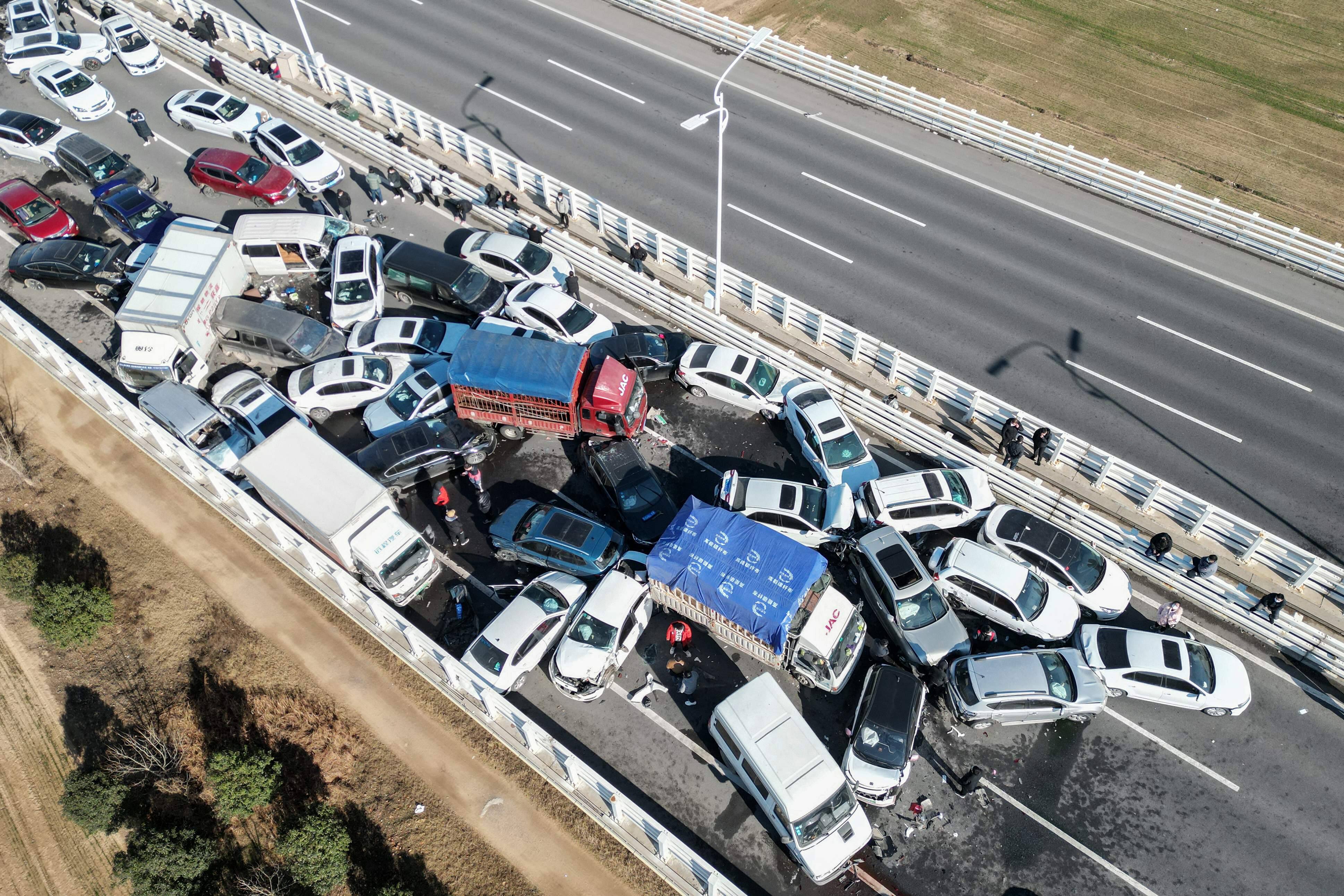 [EN IMAGES] Hundreds of vehicles were caught in the pile-up in China