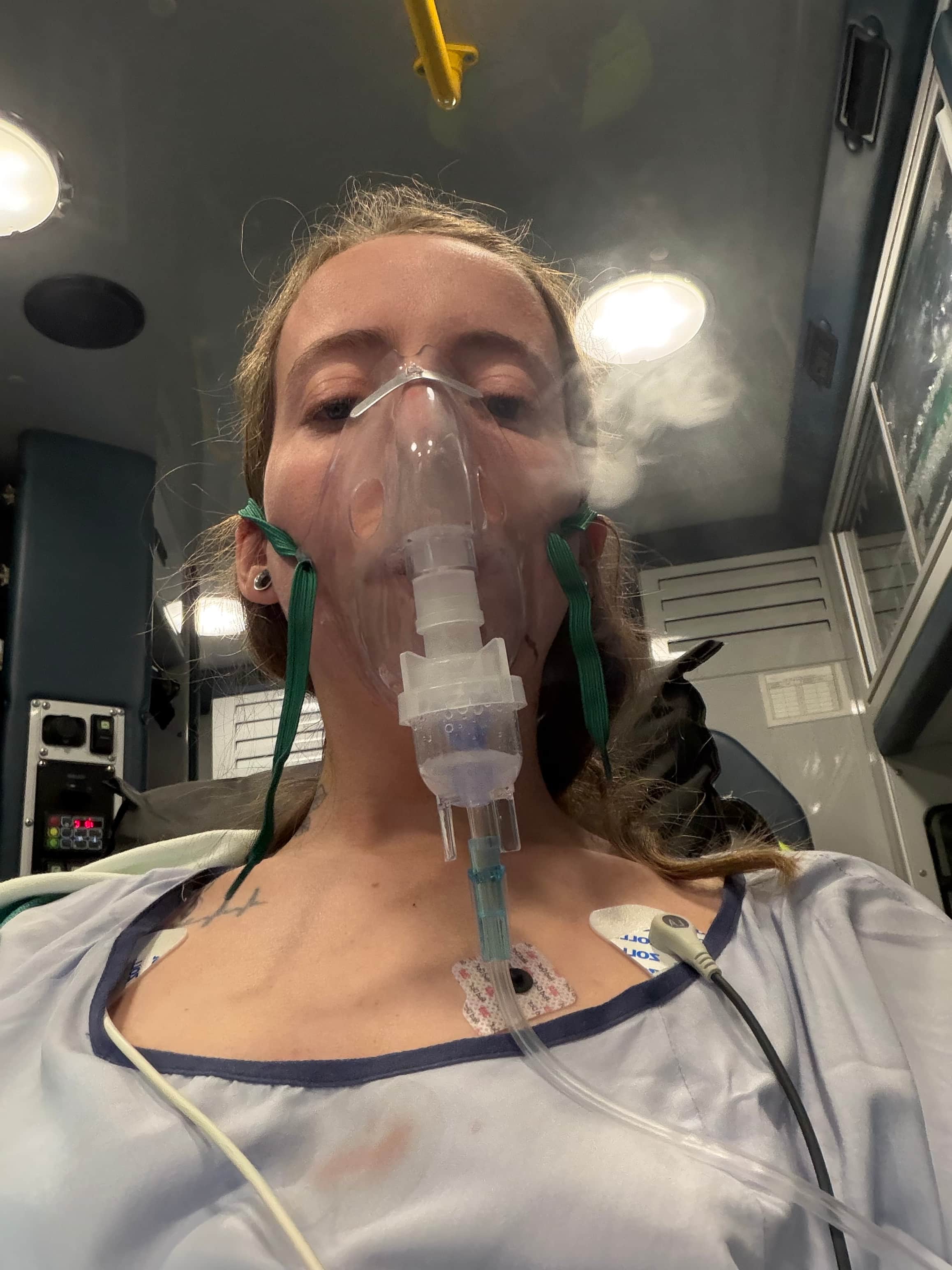 Les paramédics ont tenté de maîtriser l'hémorragie avec un masque, en attendant le transport vers l'hôpital.