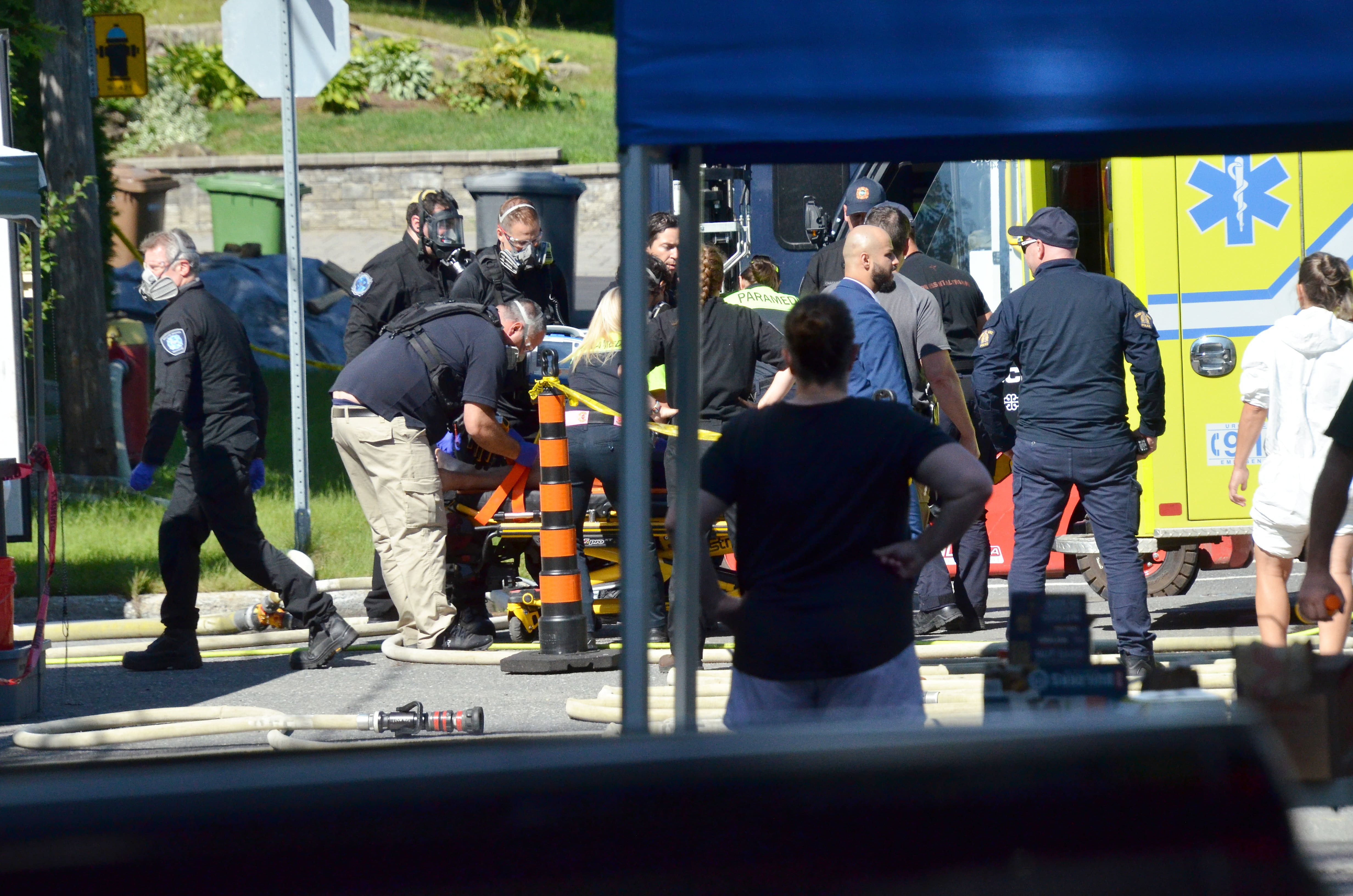 Mientras el desmantelamiento continuaba tranquilamente, el malestar de un policía, probablemente provocado por el calor sofocante, provocó una ola de pánico en el perímetro de seguridad.