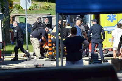 Mientras el desmantelamiento continuaba tranquilamente, el malestar de un policía, probablemente provocado por el calor sofocante, provocó una ola de pánico en el perímetro de seguridad.