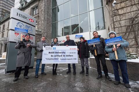 Royal Victoria cédé à McGill: un chèque géant pour dénoncer le geste
