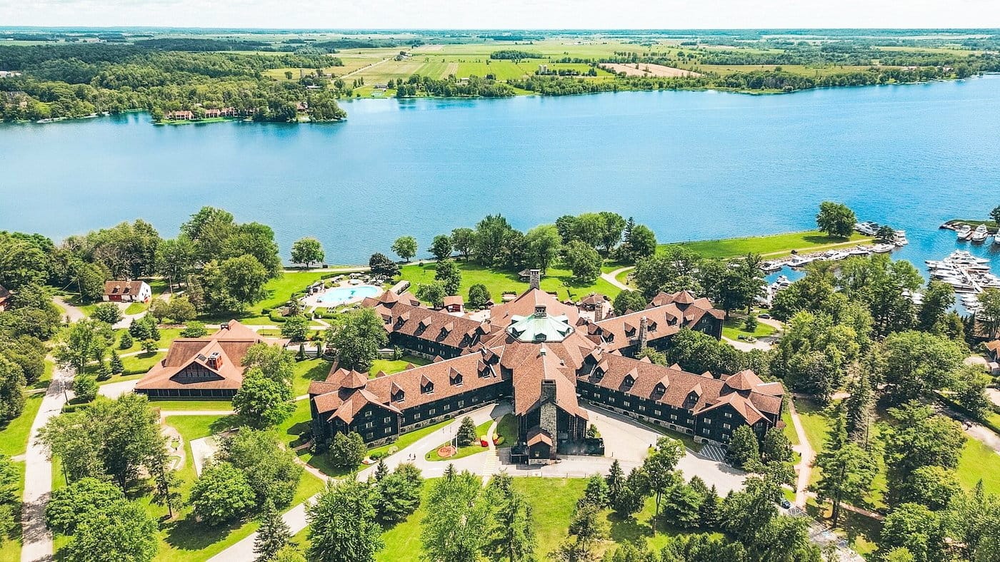 Vista aérea do Château Montebello em 2024.