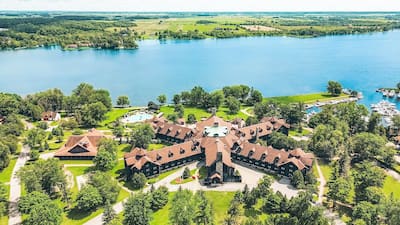 Vista aérea do Château Montebello em 2024.