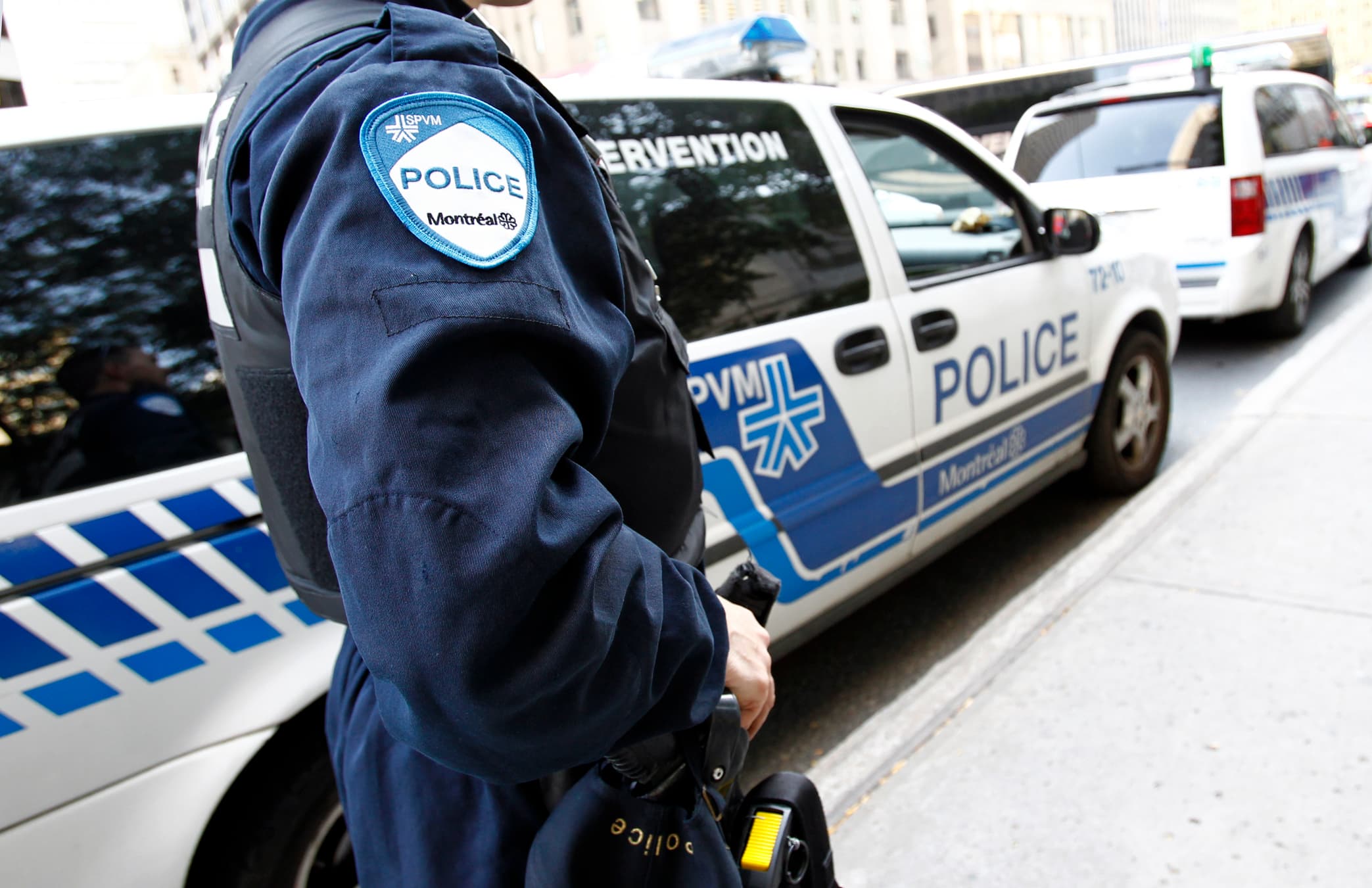 Deux policières tabassées par quatre suspects à Montréal