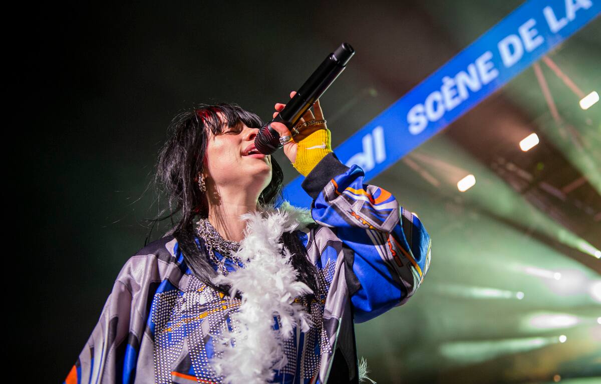 Billie Eilish dévoile sa nouvelle chevelure de feu sur scène à Osheaga